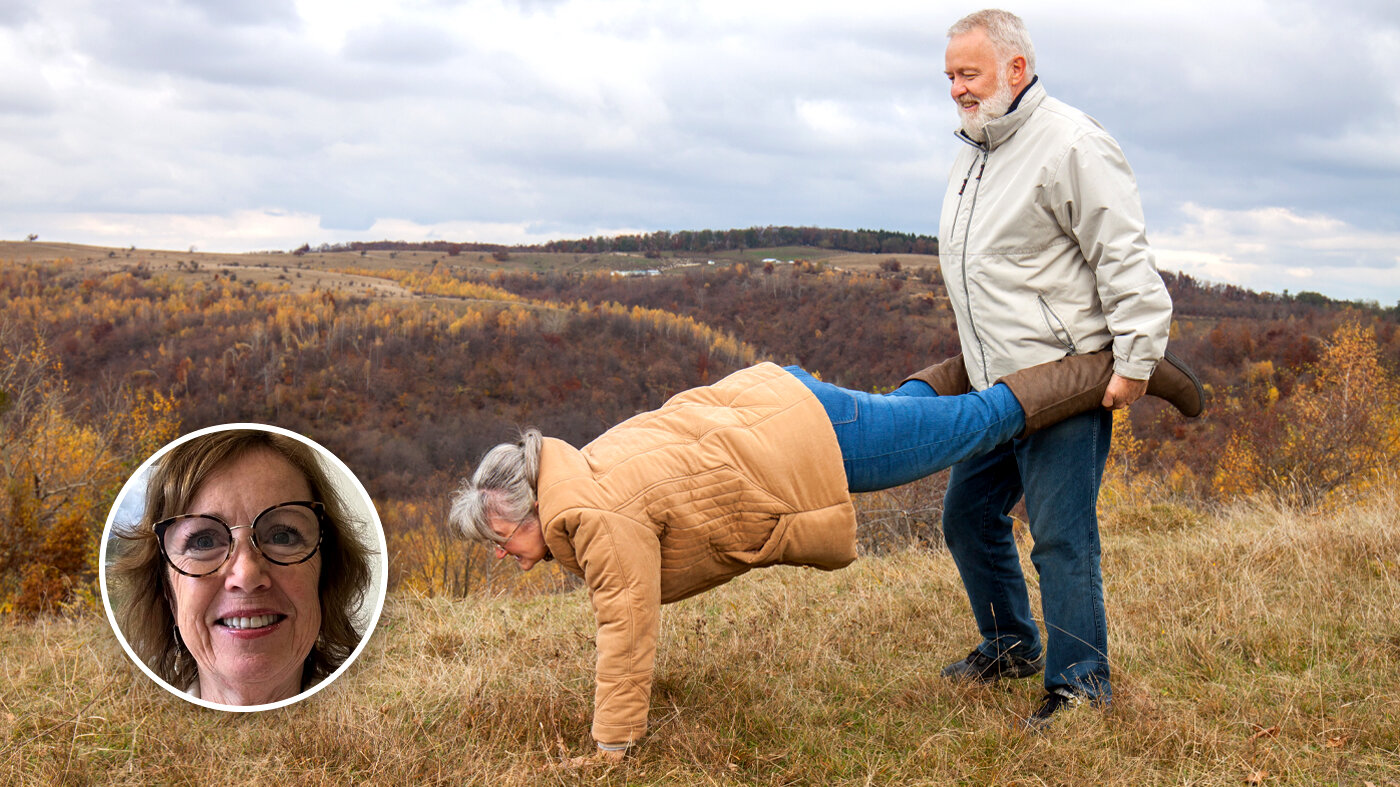 Bildet viser et eldre par som leker. Mannen holder kvinnens ben som om hun skulle vært en trillebår