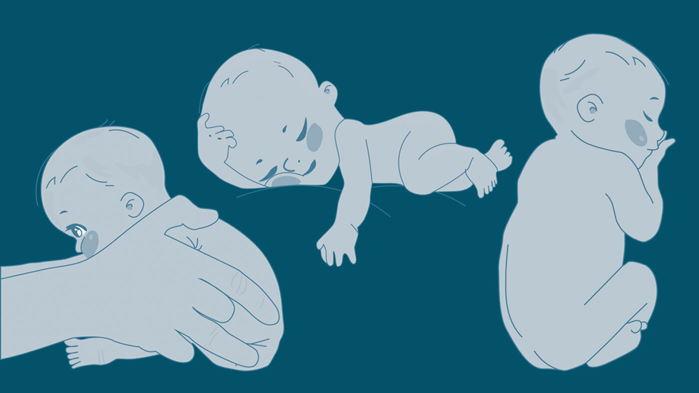 Illustrasjonen viser tre nyfødte babyer i ulike stillinger: sittende, liggende på siden og på magen