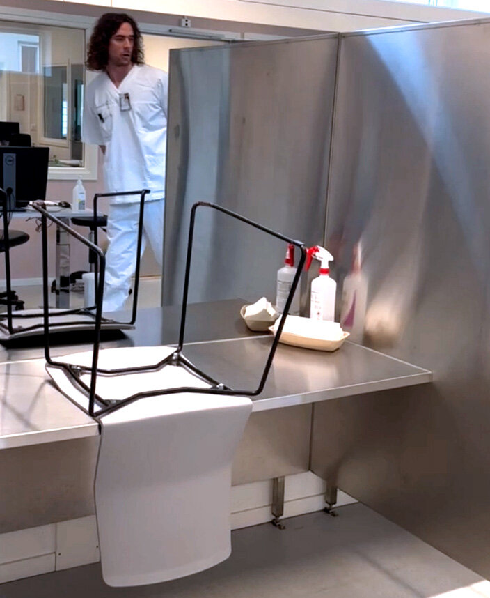 Bilde viser Simen Roaas Bergheim på omvisning på klinikk