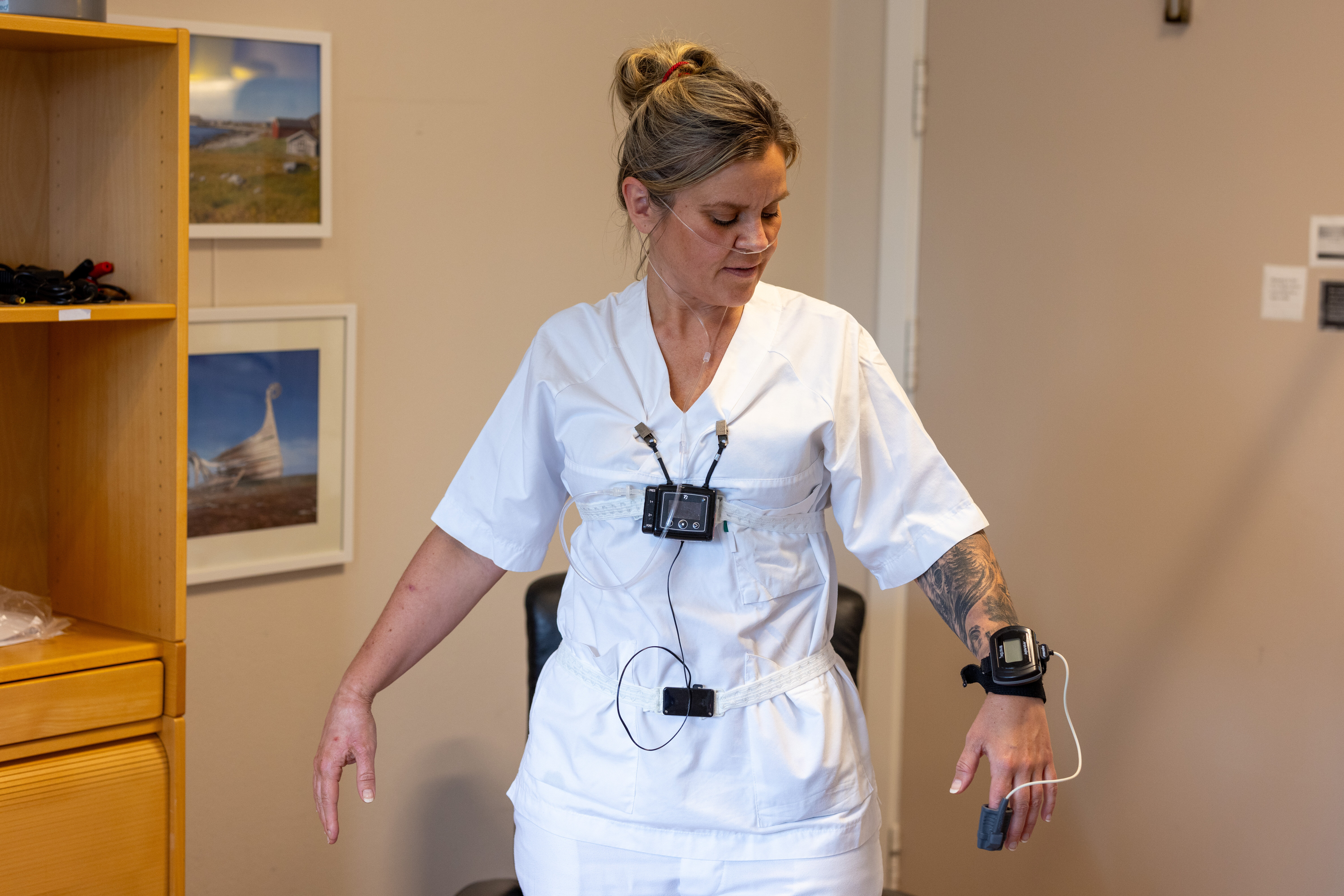 Bilde viser Lotte Hofossbråten med søvnregistreringsutstyr