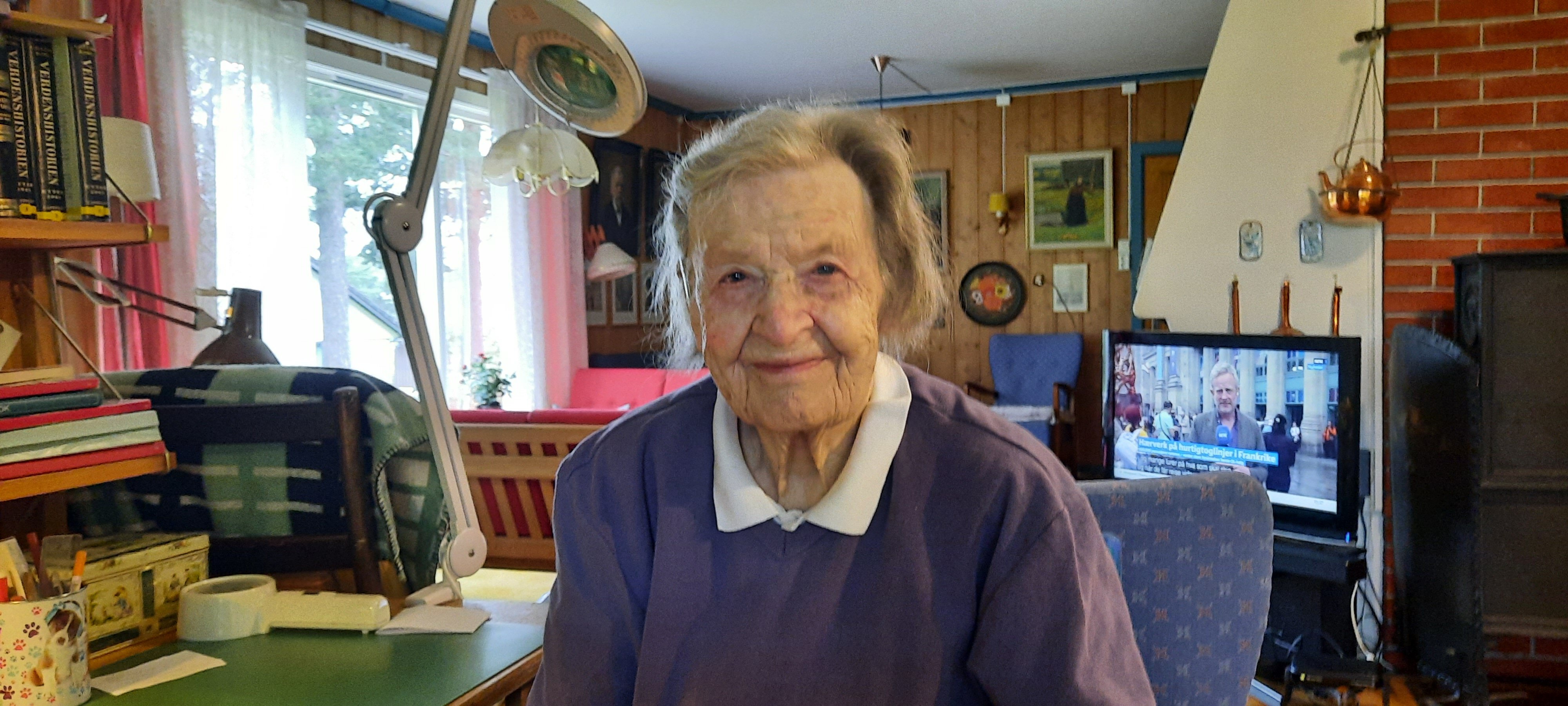 Bildet viser innleggsforfatteren som sitter hjemme i sin egen stue.