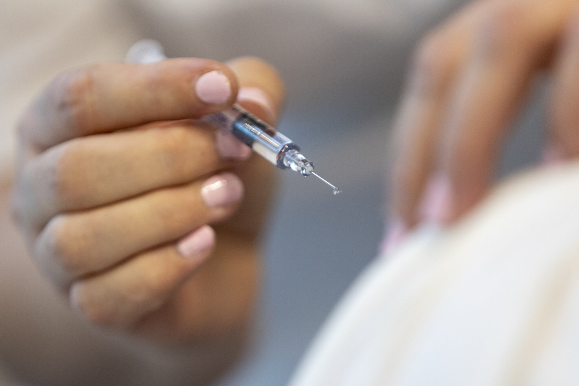 Bildet viser en person som får vaksine