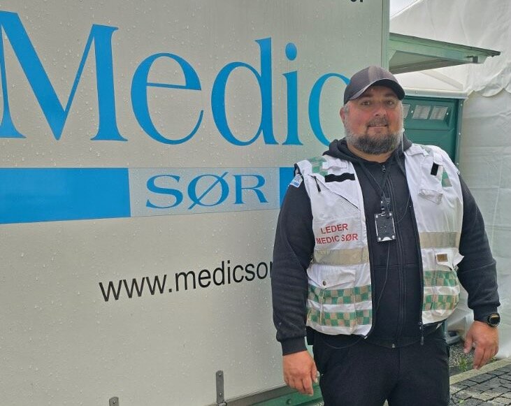 Henrik foran Medic Sør skilt 