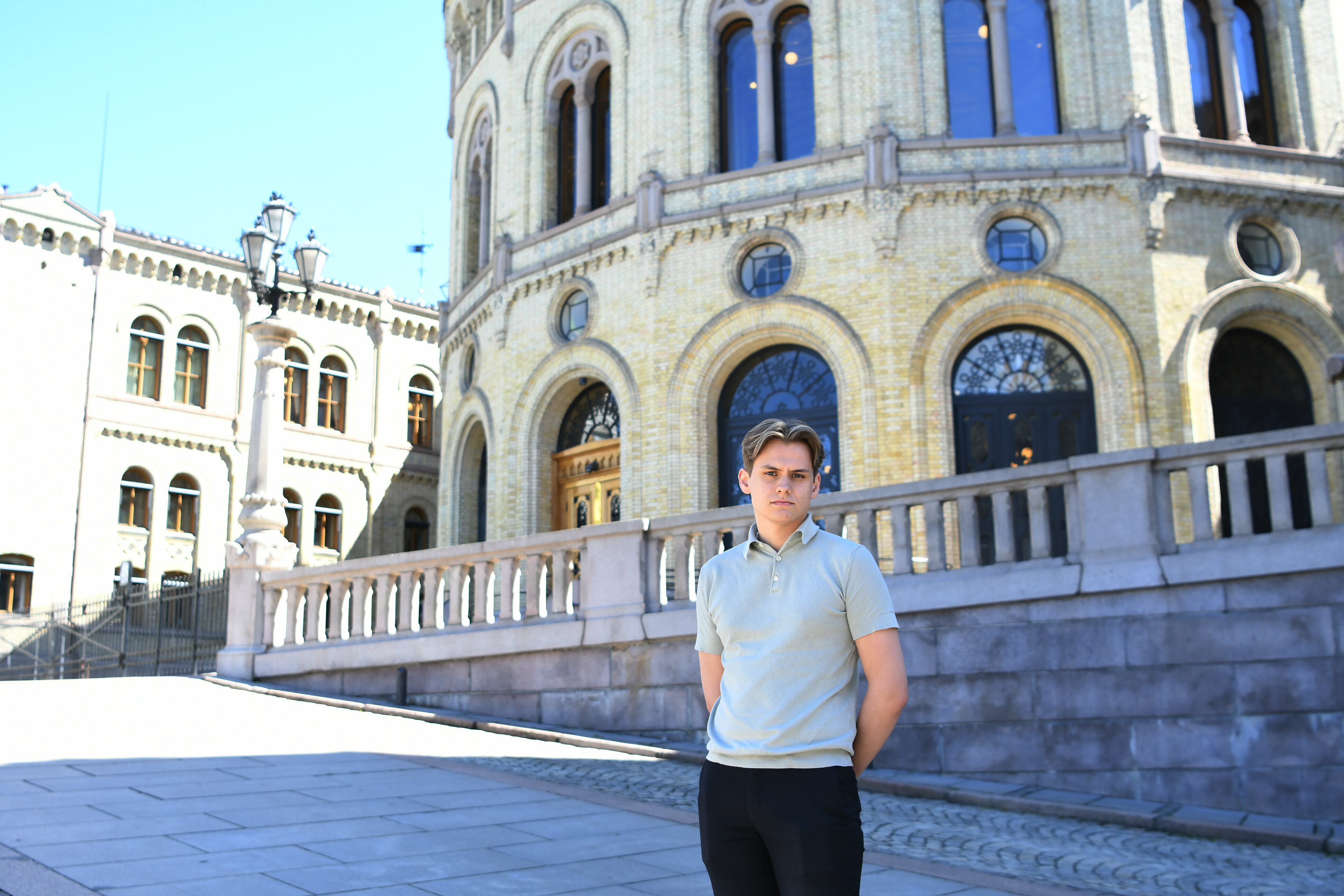 Bildet viser innleggsforfatter Kristoffer Andreas Haugen utenfor Stortinget