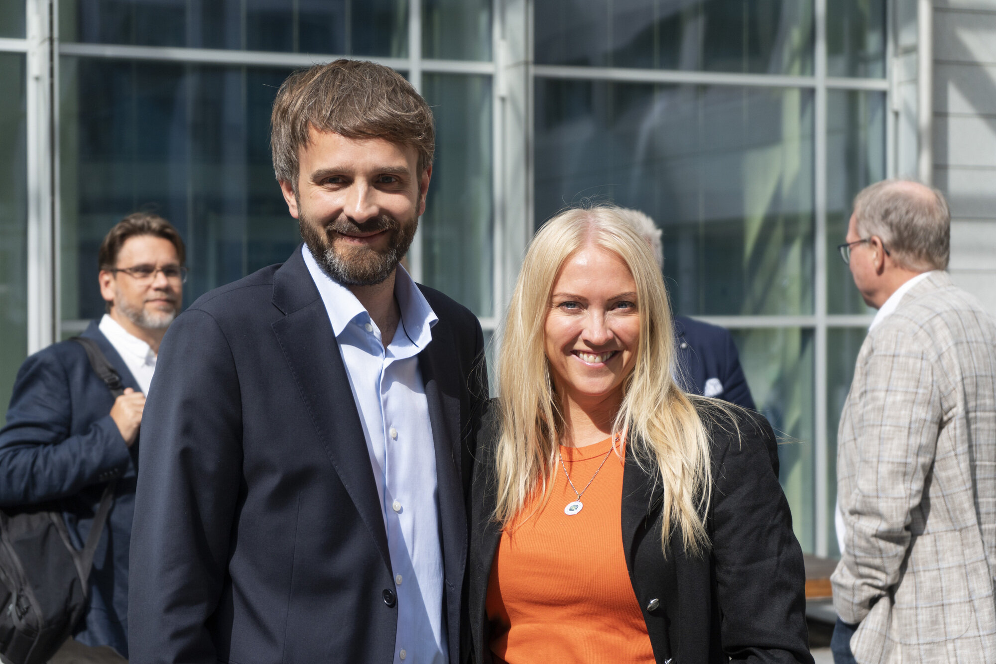 Bildet viser helseminister Jan Christian Vestre og NSFs forbundsleder, Lill Sverresdatter Larsen