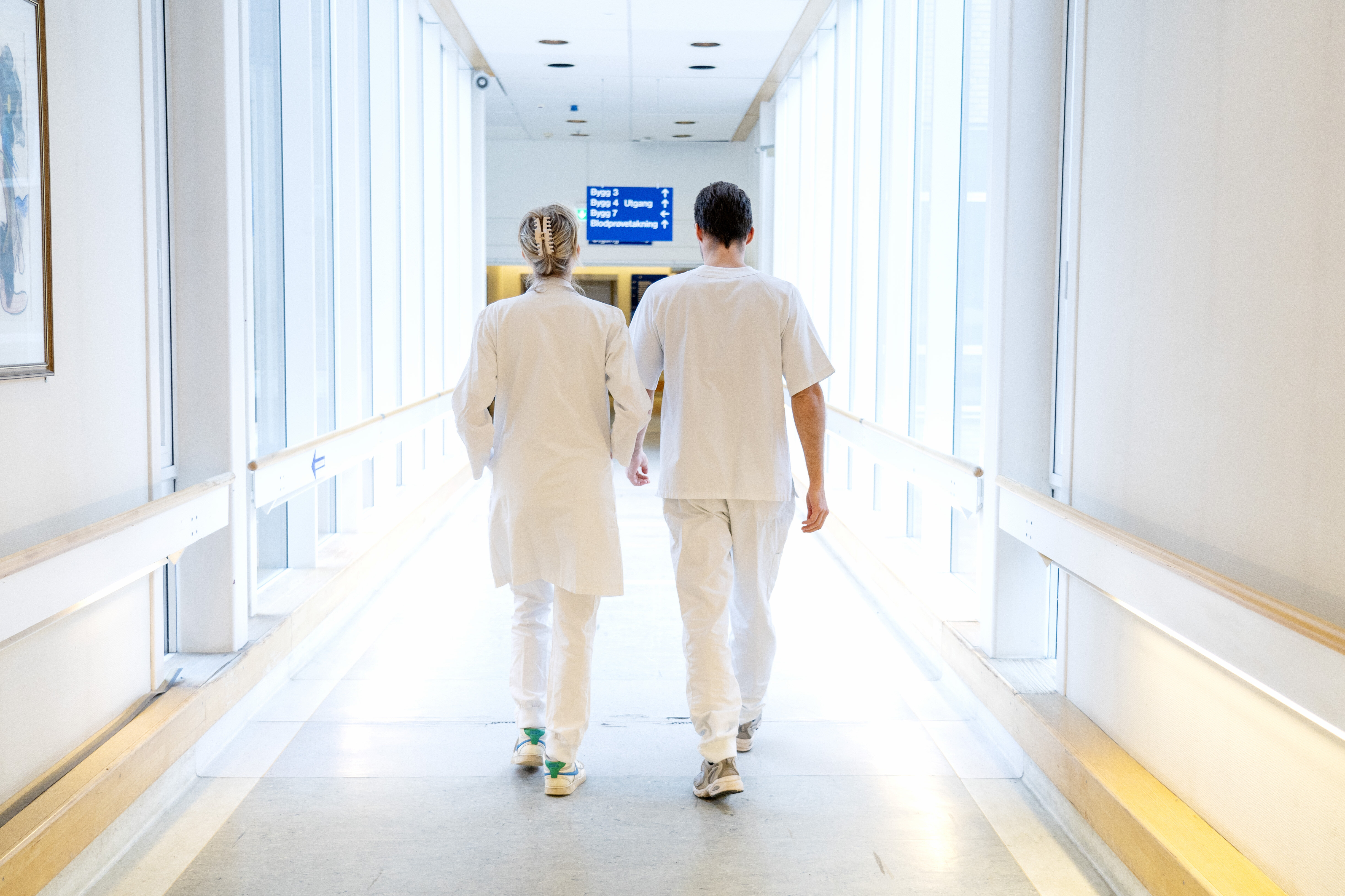 bildet viser helsepersonell i korridor