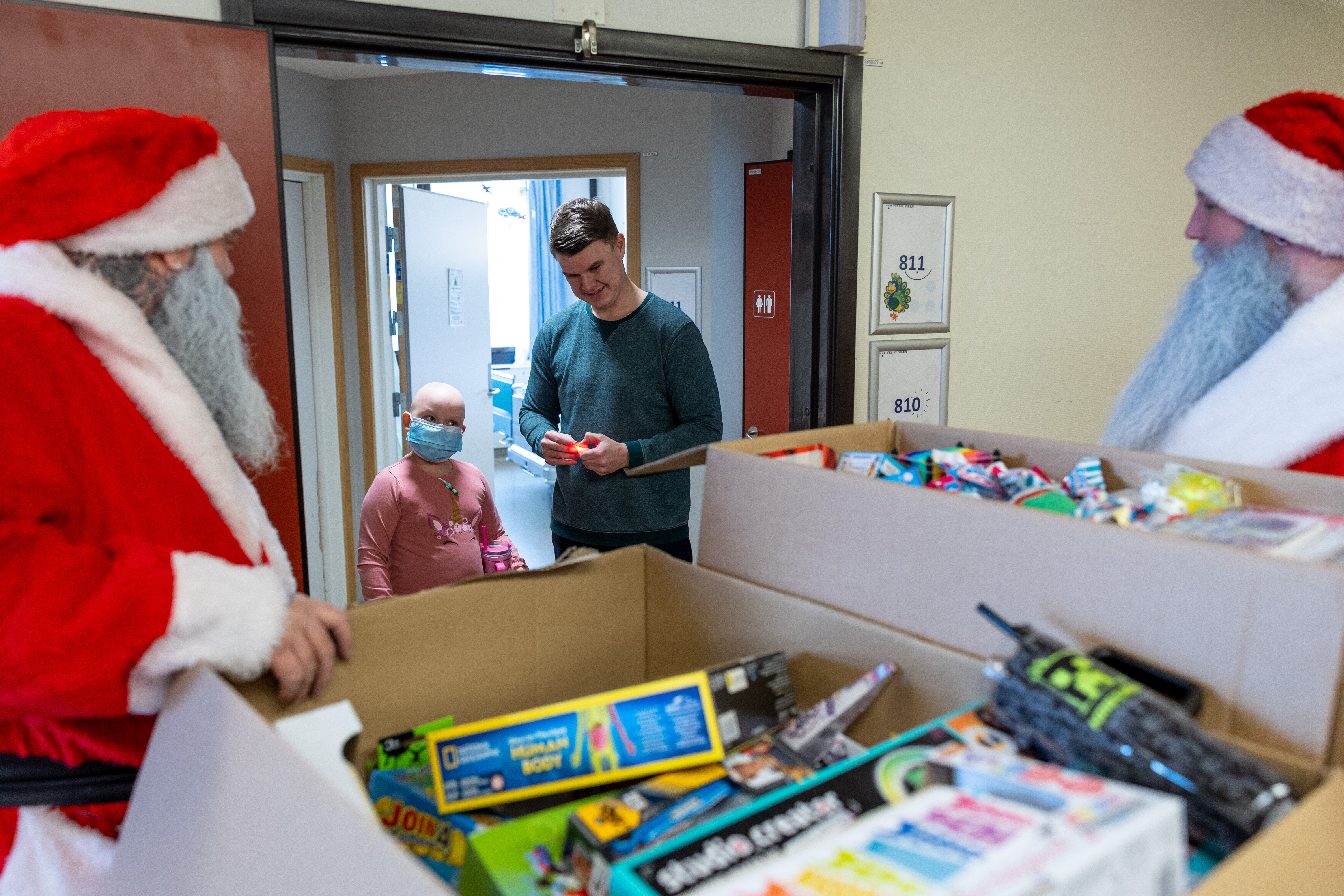 Bildet viser Linea Strøm Olafsen (8) sammen med pappa Ruben Olafsen og skjeggnissene.