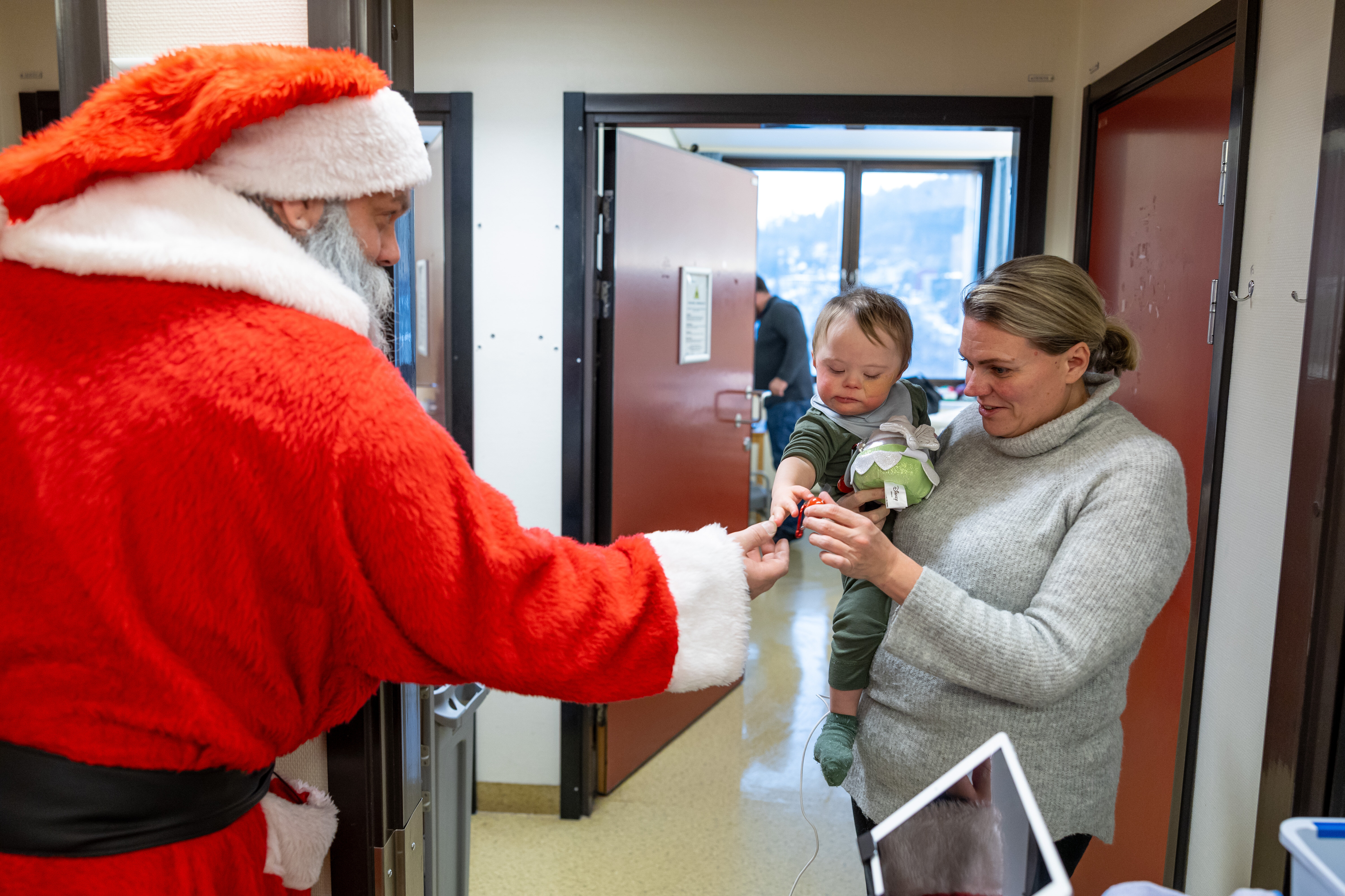 Bildet viser Alfred som sitter på armen til mamma Yvonne Pettersen.