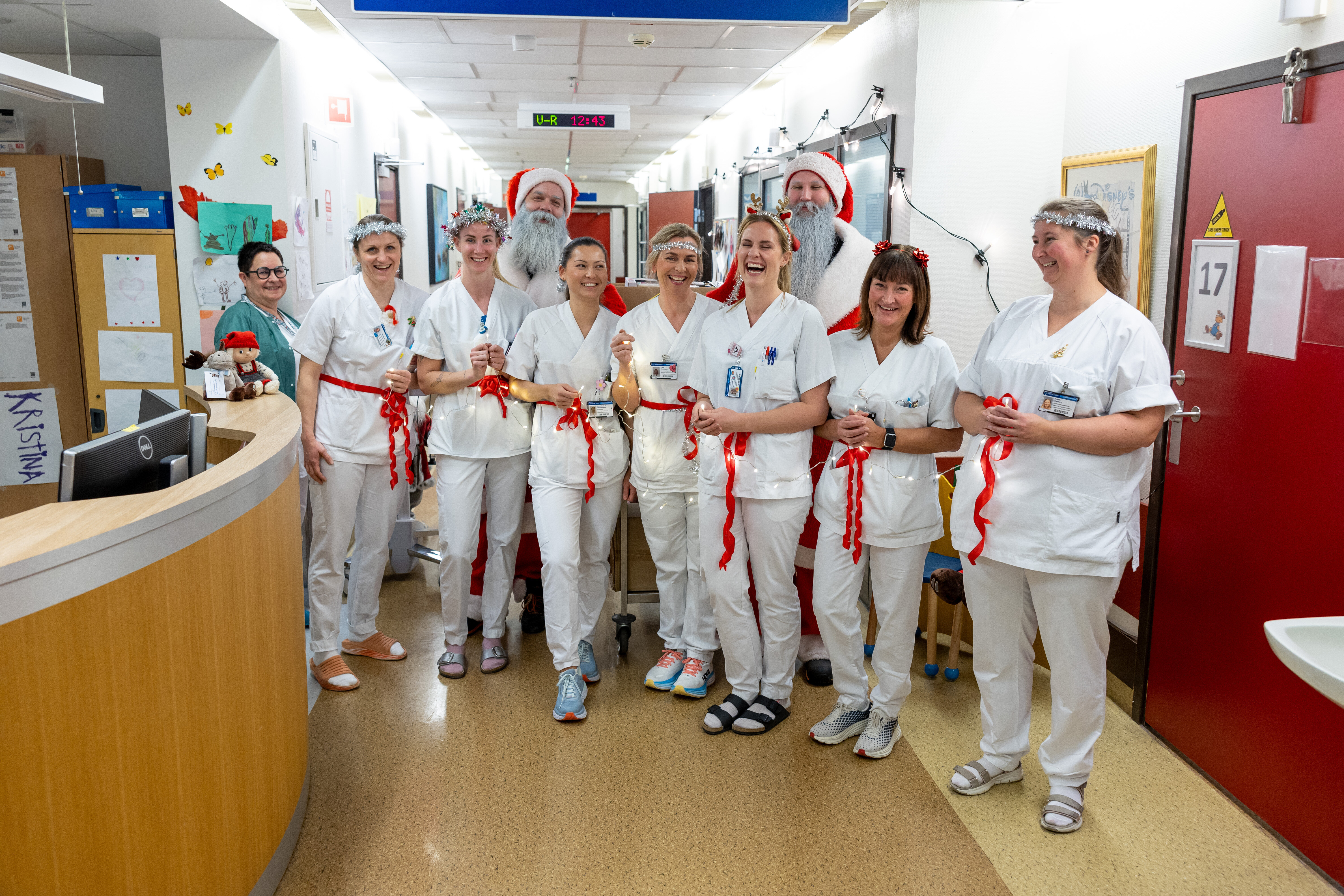 Bilde viser Luciagjeng: Turi Nestegård, Ine Sværi, Anne Marie Stranabråten, Linda Torkildsen, Karoline Heimdal, Wenche Wang, Anette Aannestad Oseberg og skjggnissene Ove Lunde Skjeggmann og Kristoffer Ness Brauti.