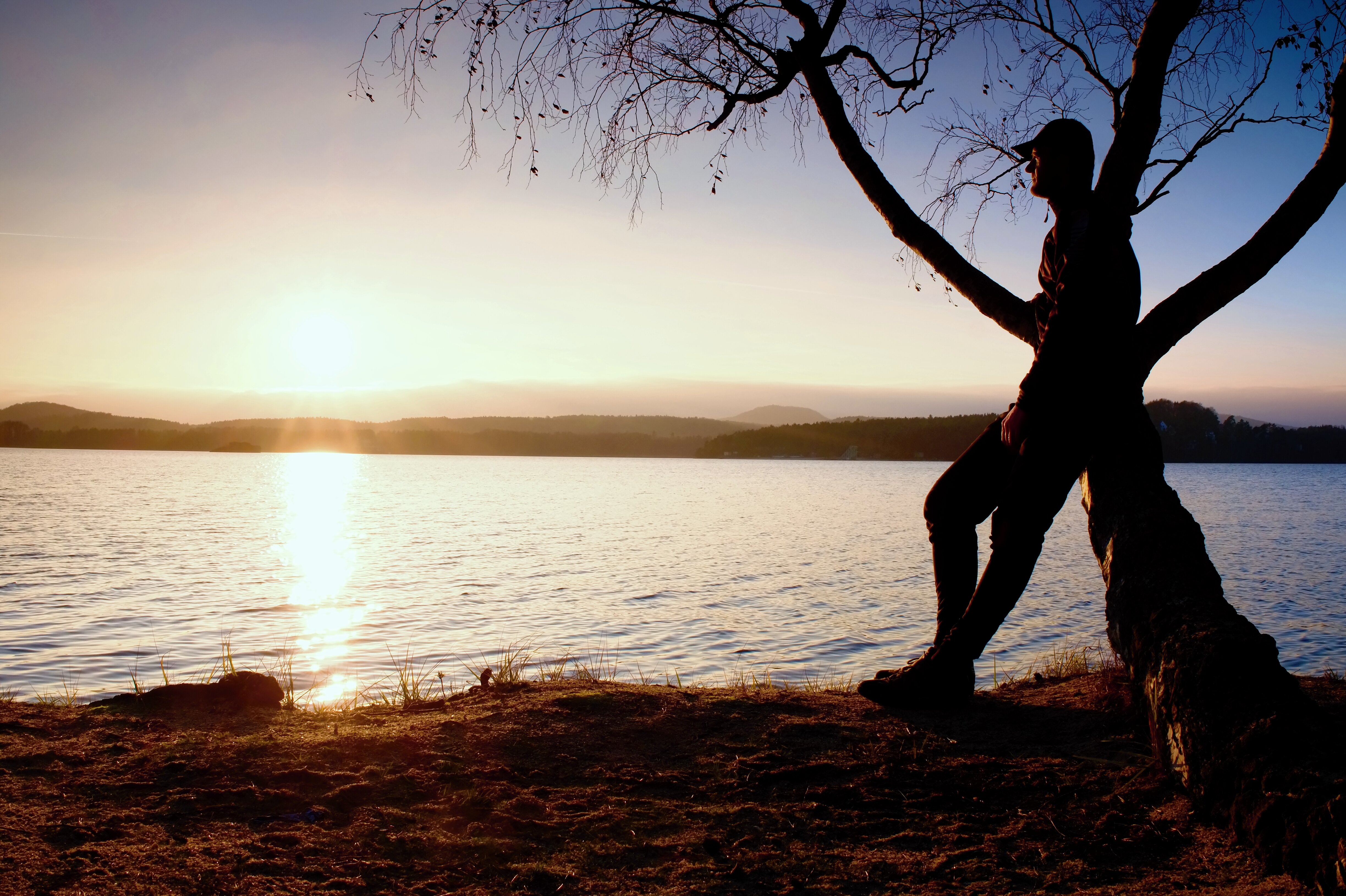 Bildet viser en ensom mann