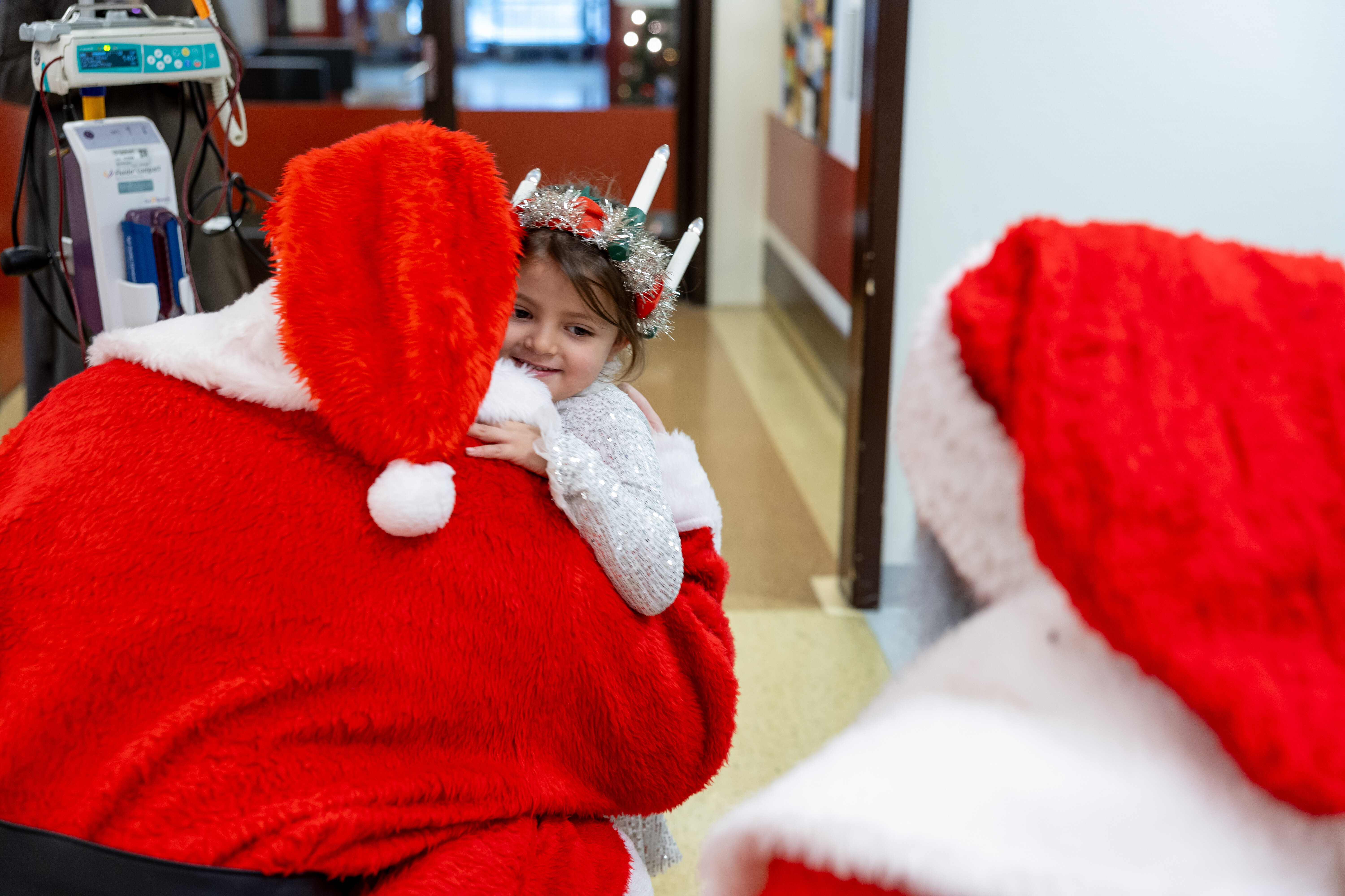 Bilde viser Linn Mohammed Arnous som gir Ove Lunde Skjeggmann en god juleklem