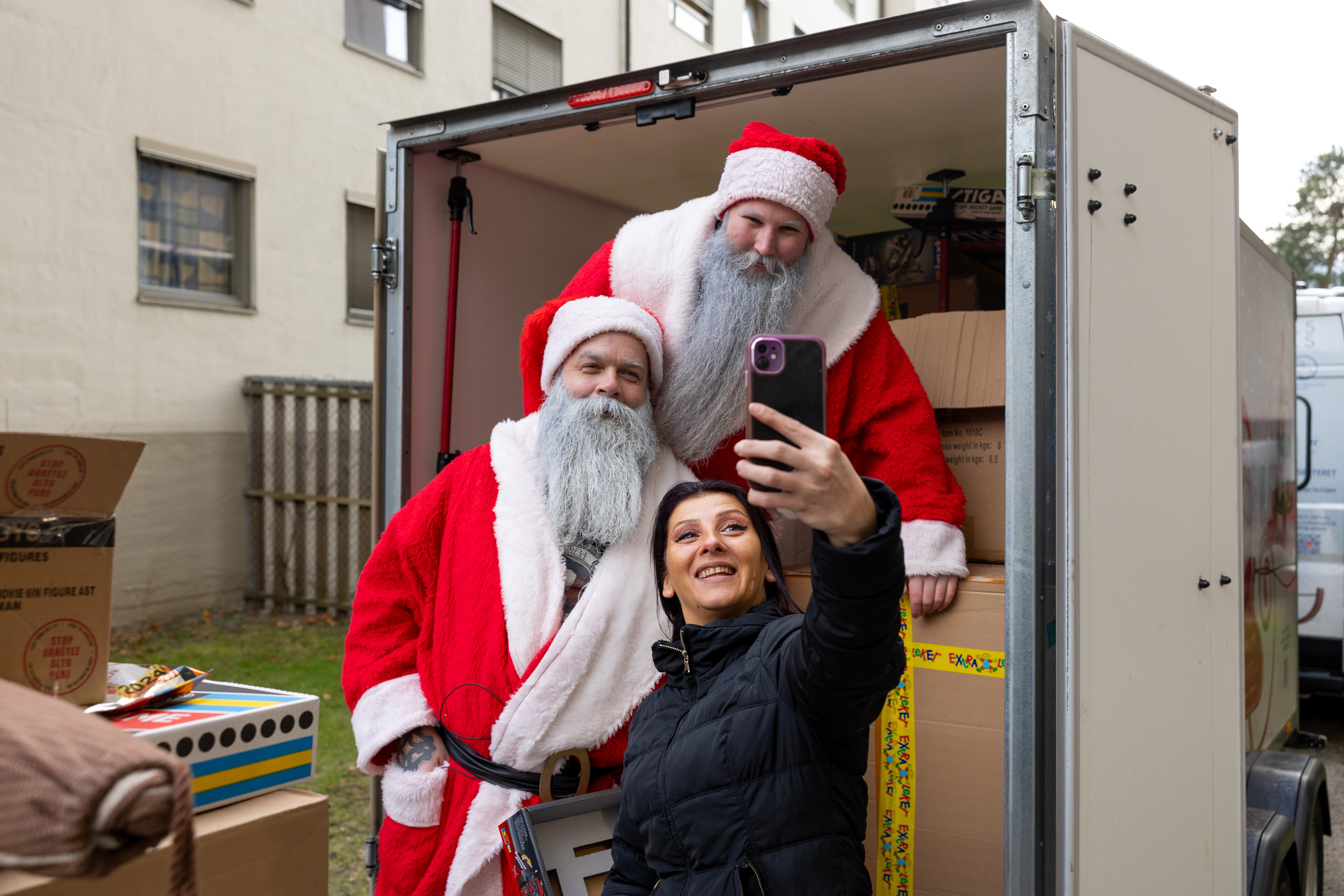 Bildet viser forbipasserende som tar selfie med skjeggnissene