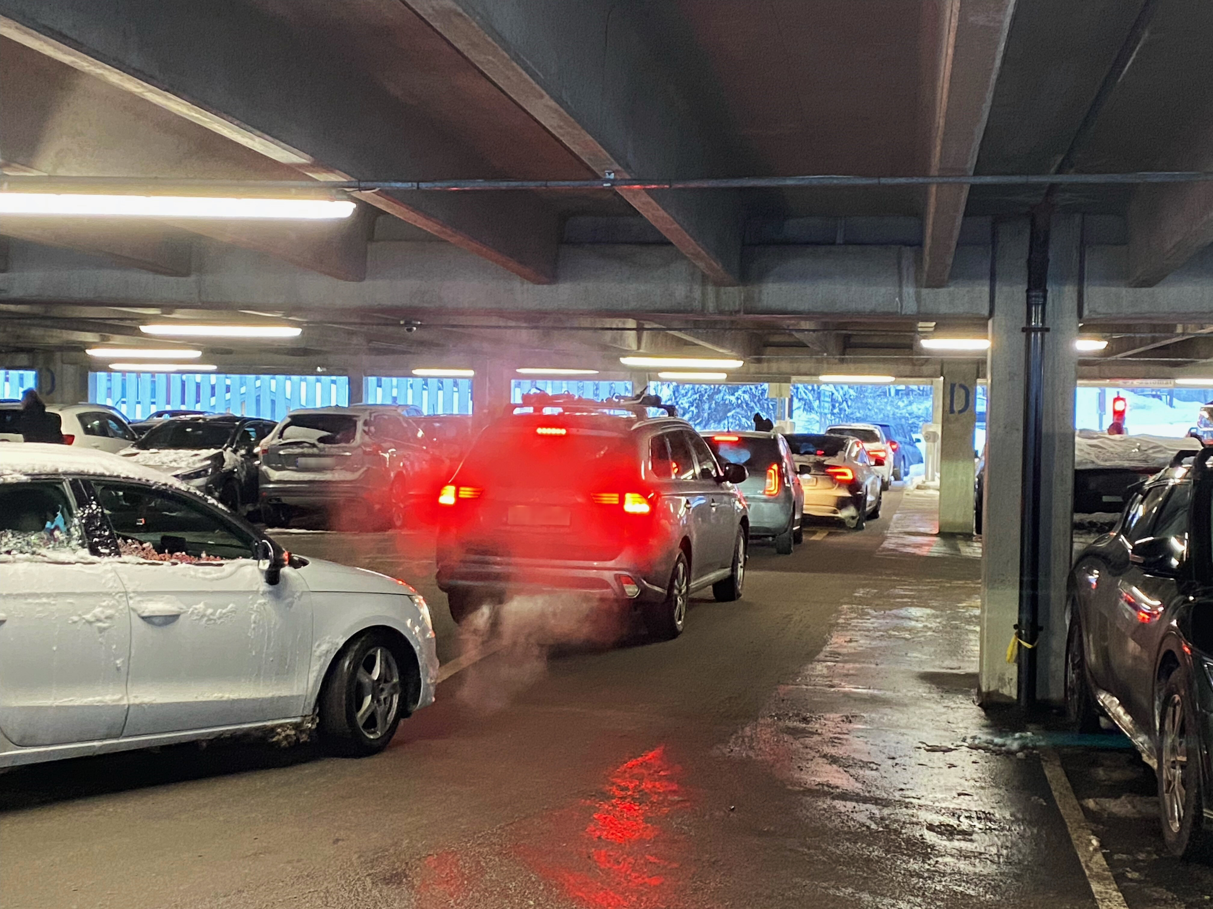 Bilde av kø i parkeringshuset på Ahus