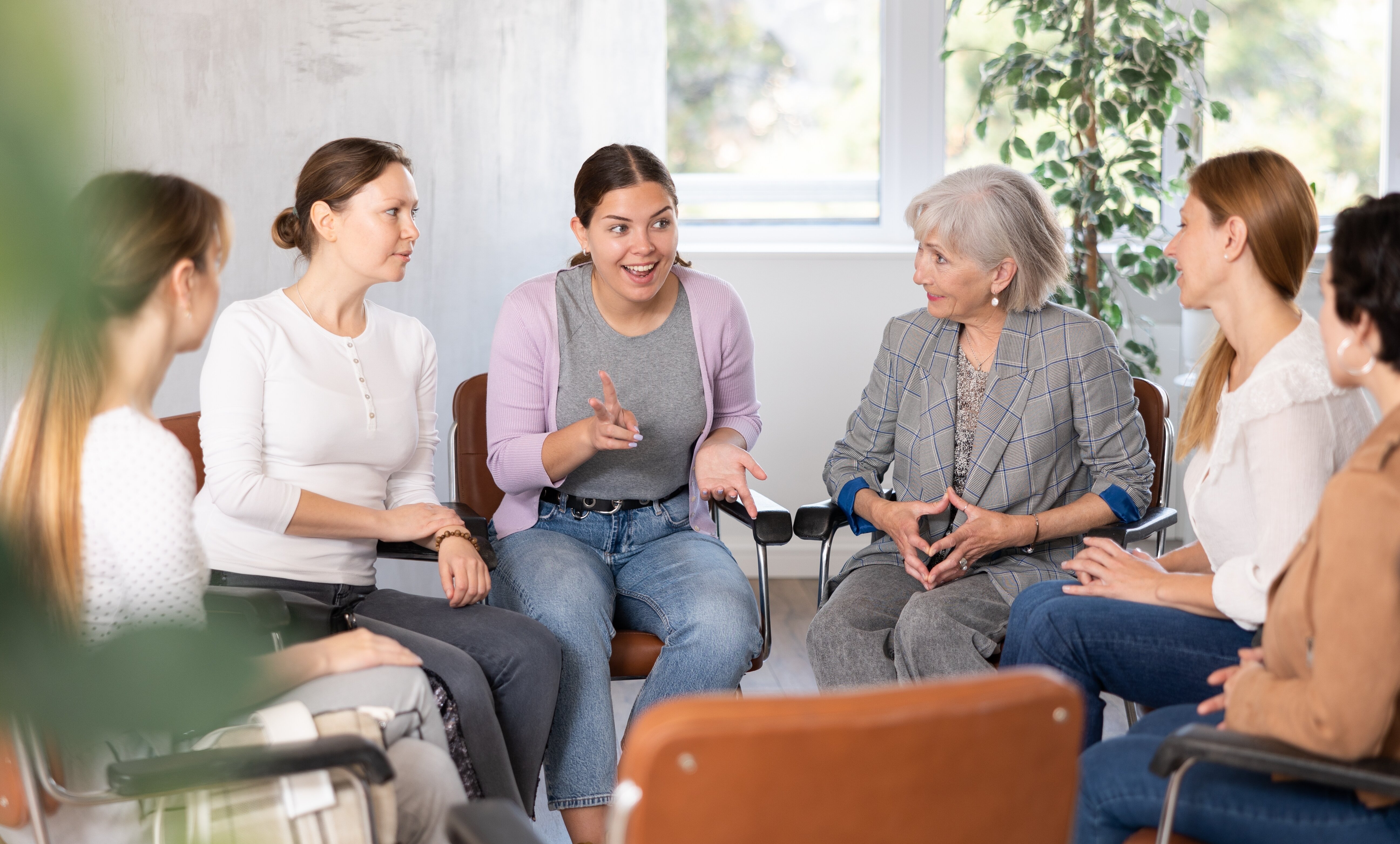 Bildet viser en gruppe med studenter som reflekterer sammen