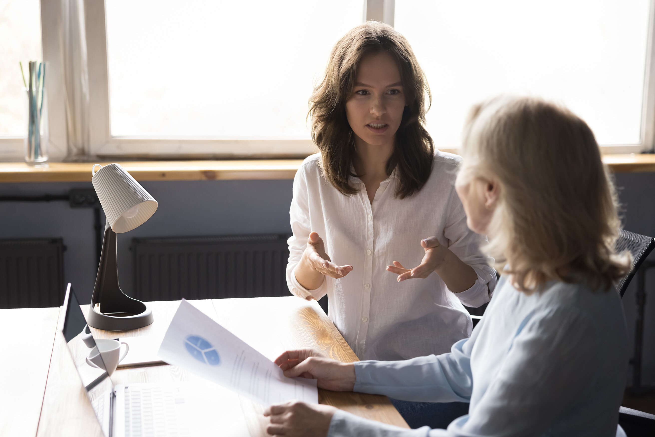 Bildet viser en student som blir vurdert av en praksisveileder