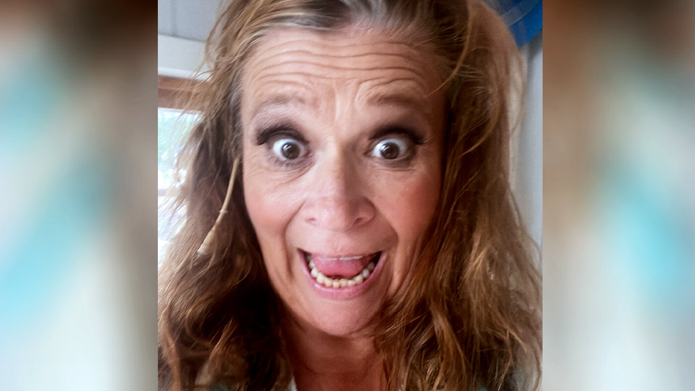 Bildet viser en selfie tatt av Rigmor Galtung. Hun lager grimaser.