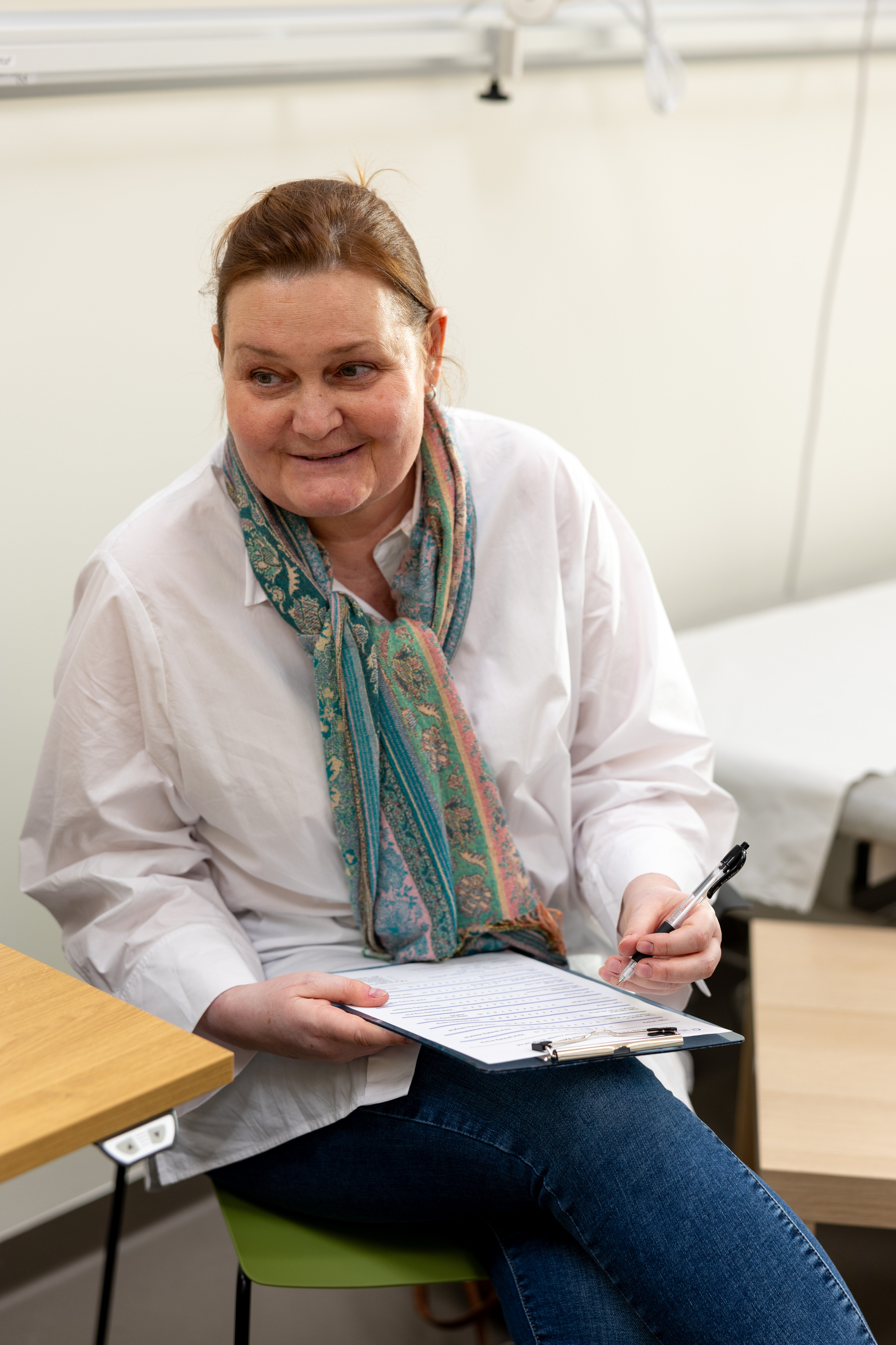 Bildet viser pasient som fyller ut skjema på Radiumhospitalet.