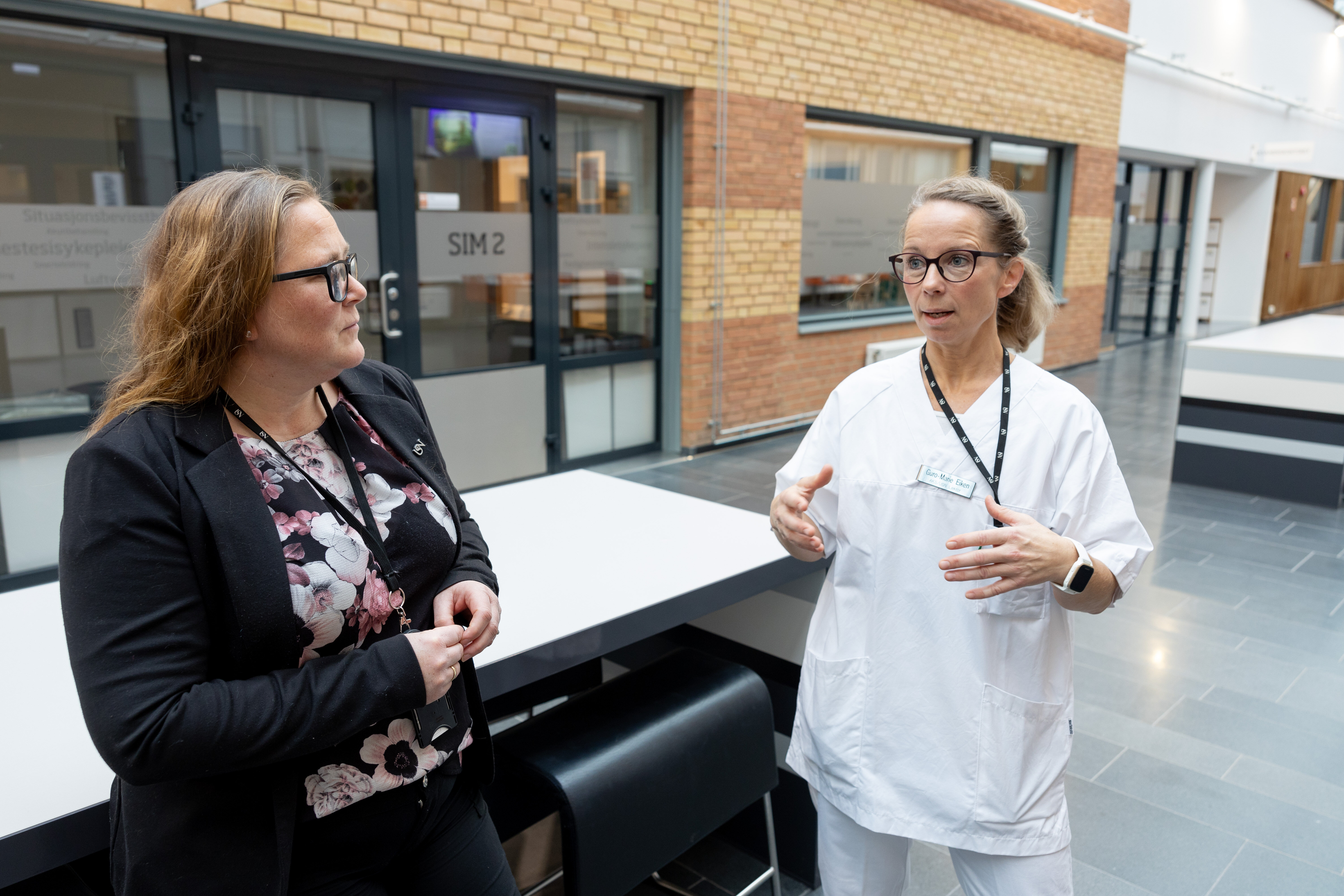 AKS-LÆRERE: Mens Guro-Marie Eiken er universitetslektor og emneansvarlig, er Linn Hege Førsund førsteamanuensis og ansvarlig for masterutdanningen i avansert klinisk allmennsykepleie ved USN.