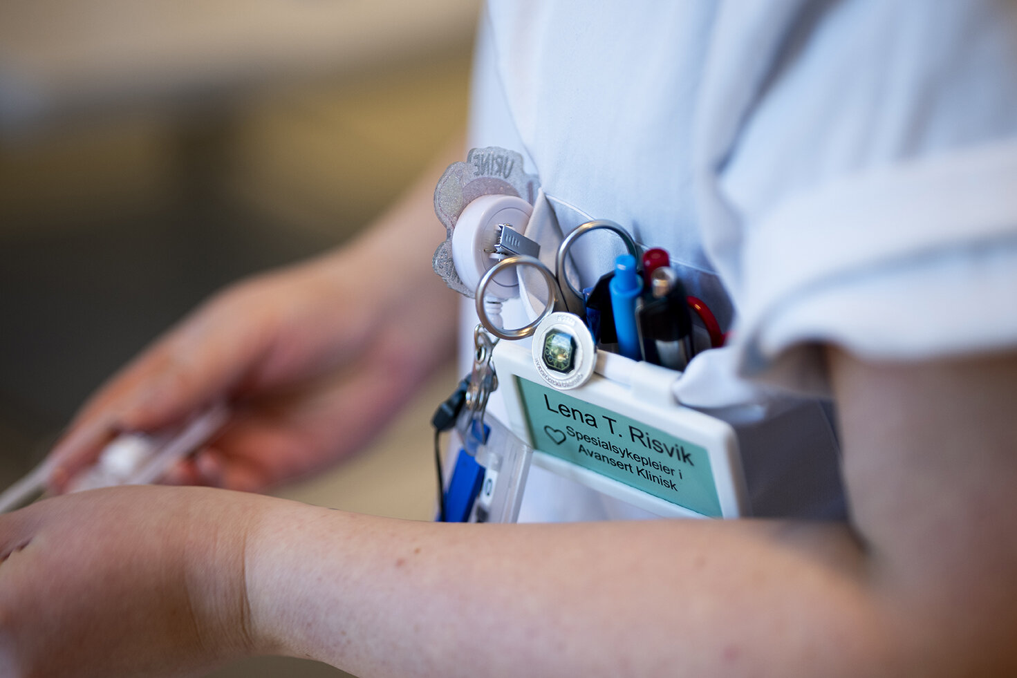 Bilde viser Lena Trogstad Risvik lomme på uniformen. Navnskilt mm.