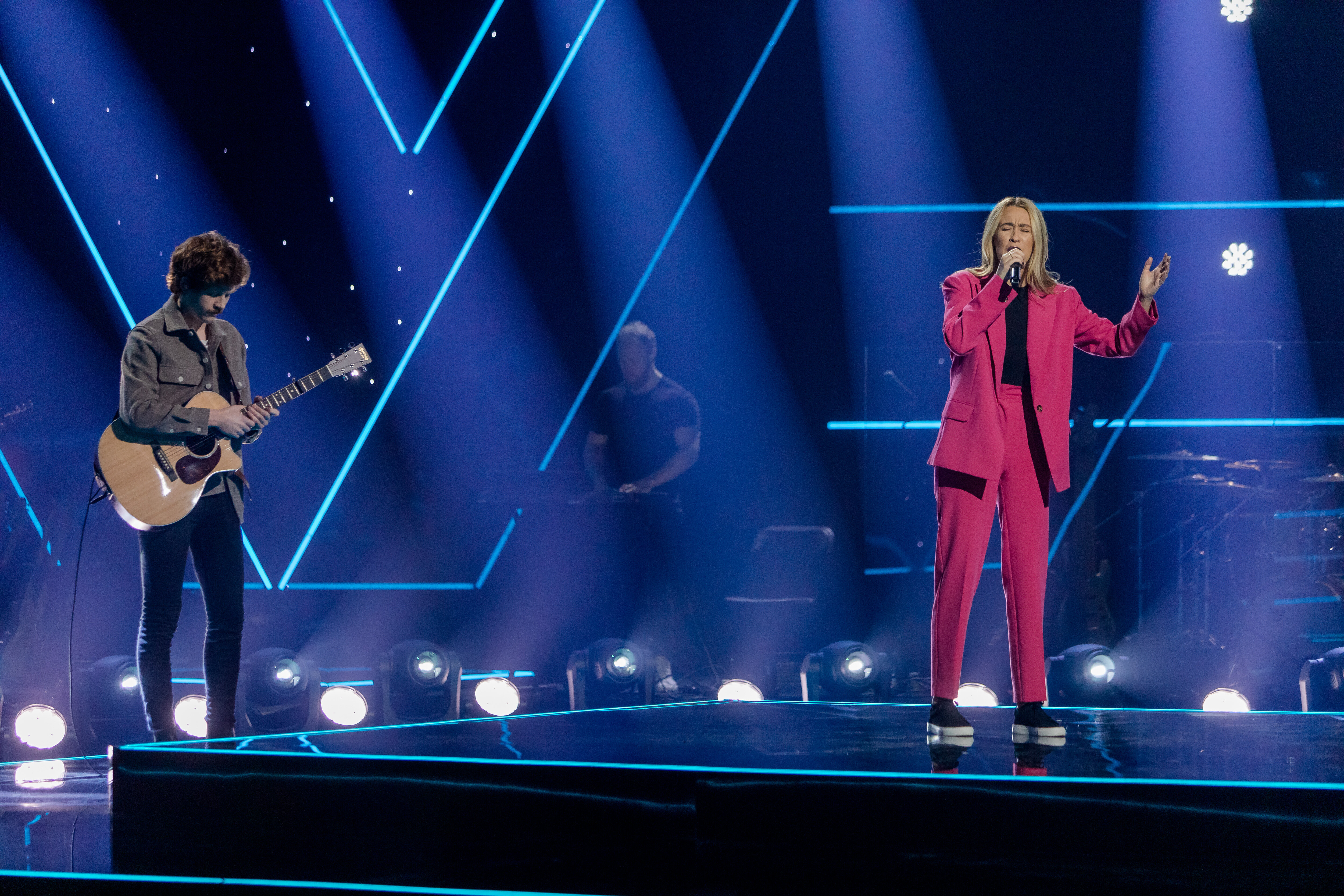 Bildet viser Madeleine Nataleen Tverberg på scenen i The Voice.