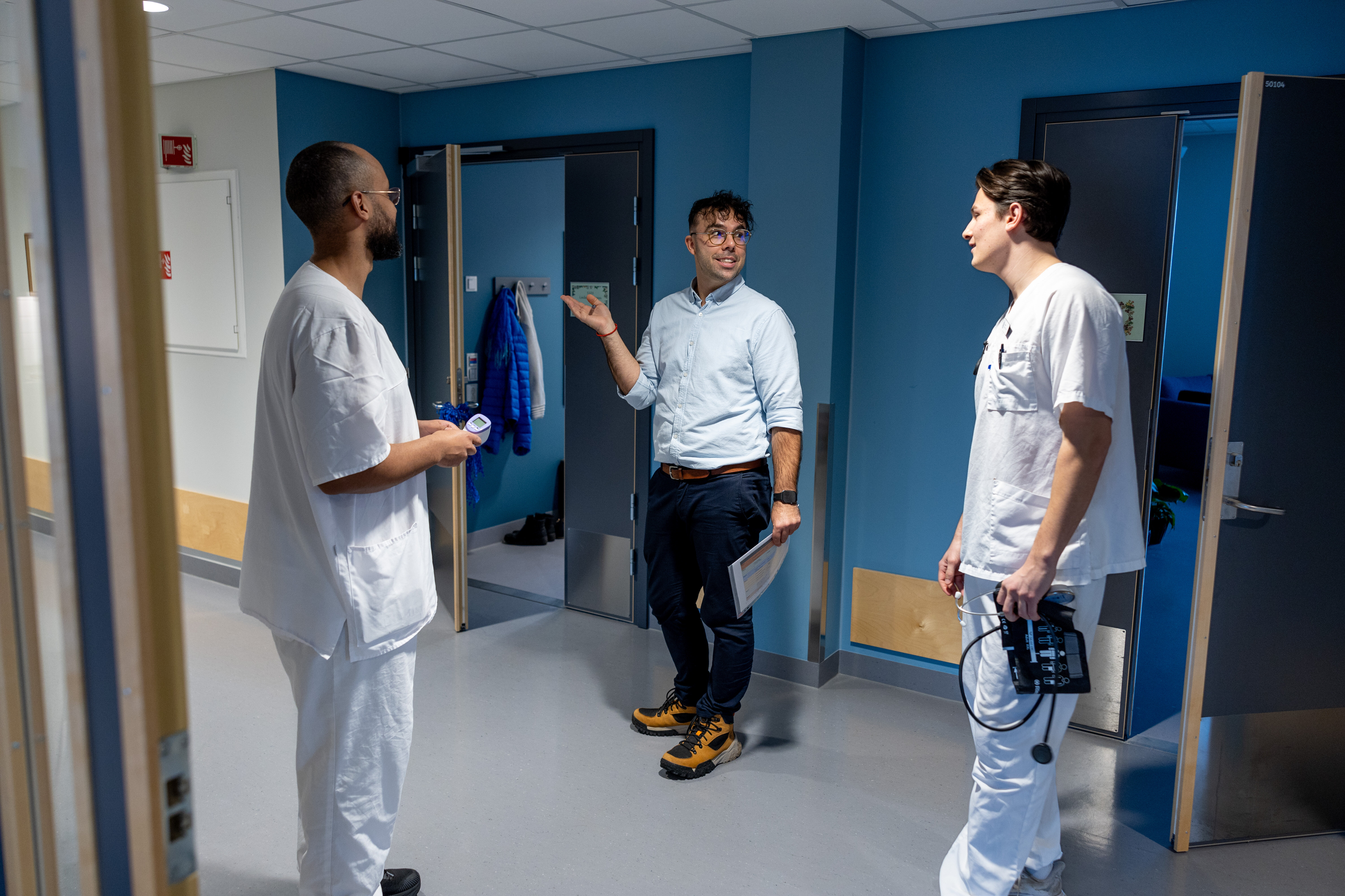 Bildet viser studenter og veileder i sykepleie.