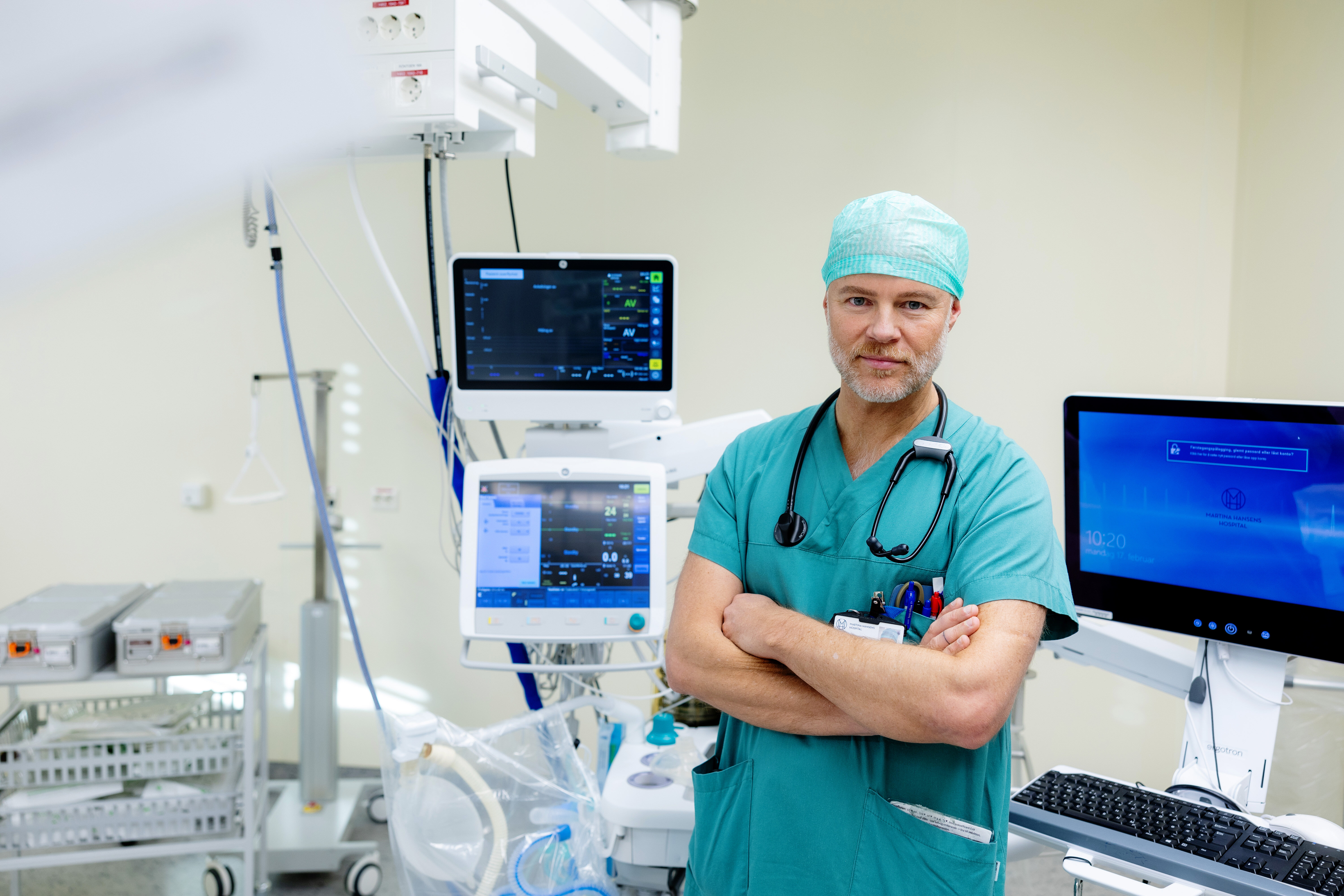 Bildet viser Tom Erik Westgaard på en operasjonsstue.