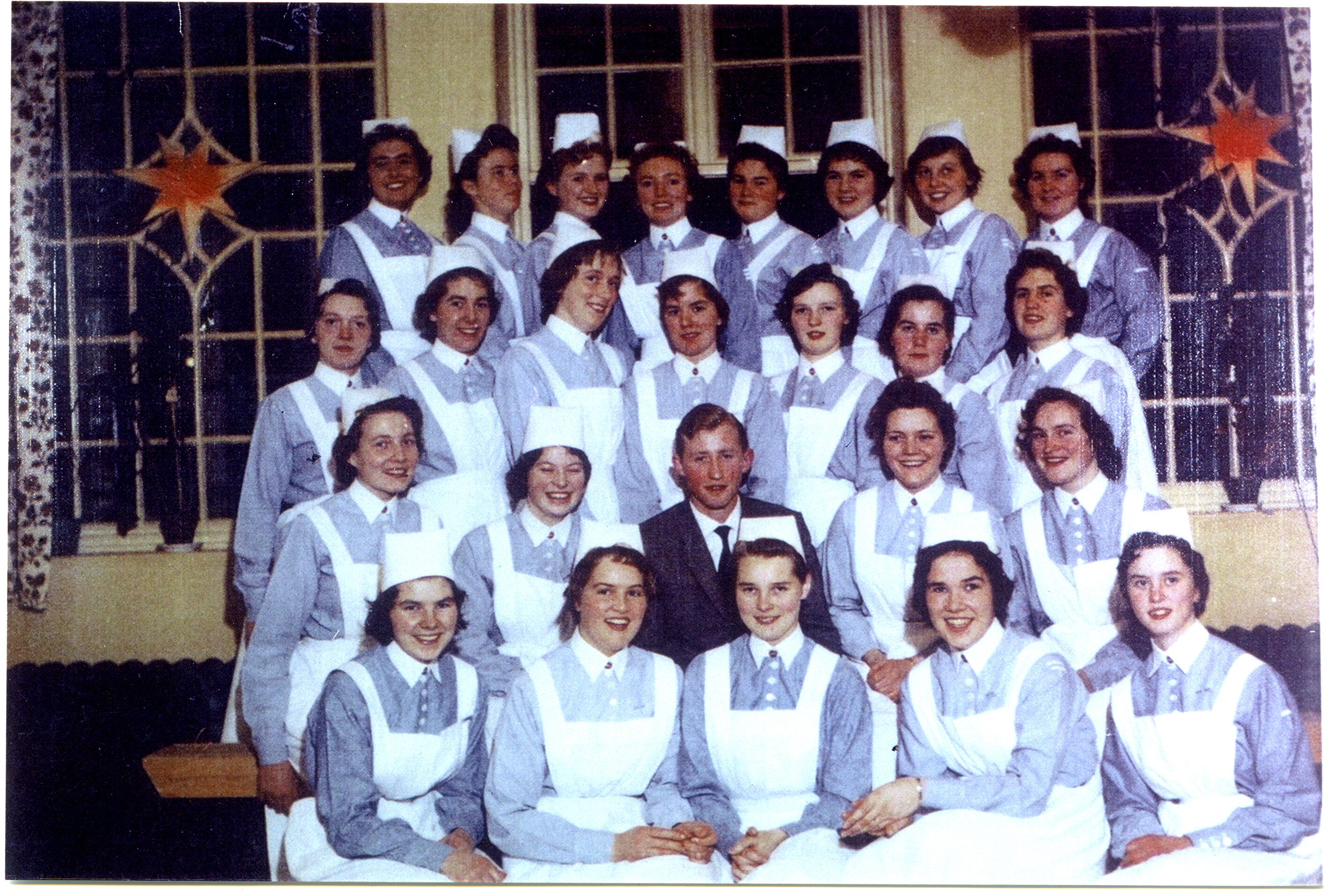 Bildet viser et kull med sykepleierstudenter fra 1956 i Bodø