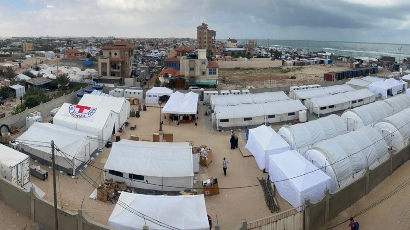 Røde Kors' feltsykehus i Gaza Bildet viser et feltsykehus i Gaza, som består av masse telt på stranden