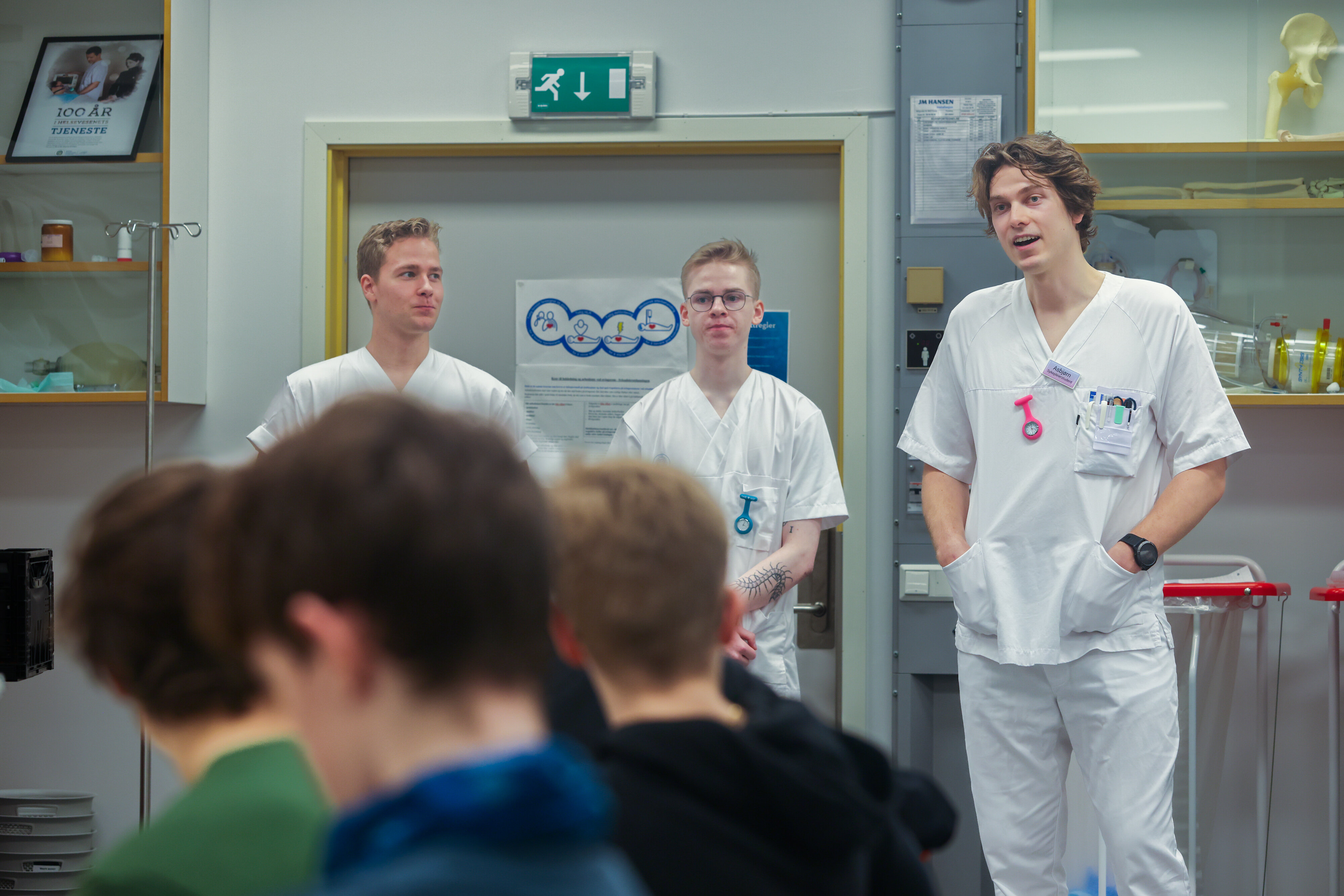 Sykepleierstudenter i Tromsø forteller om faget til skoleelever