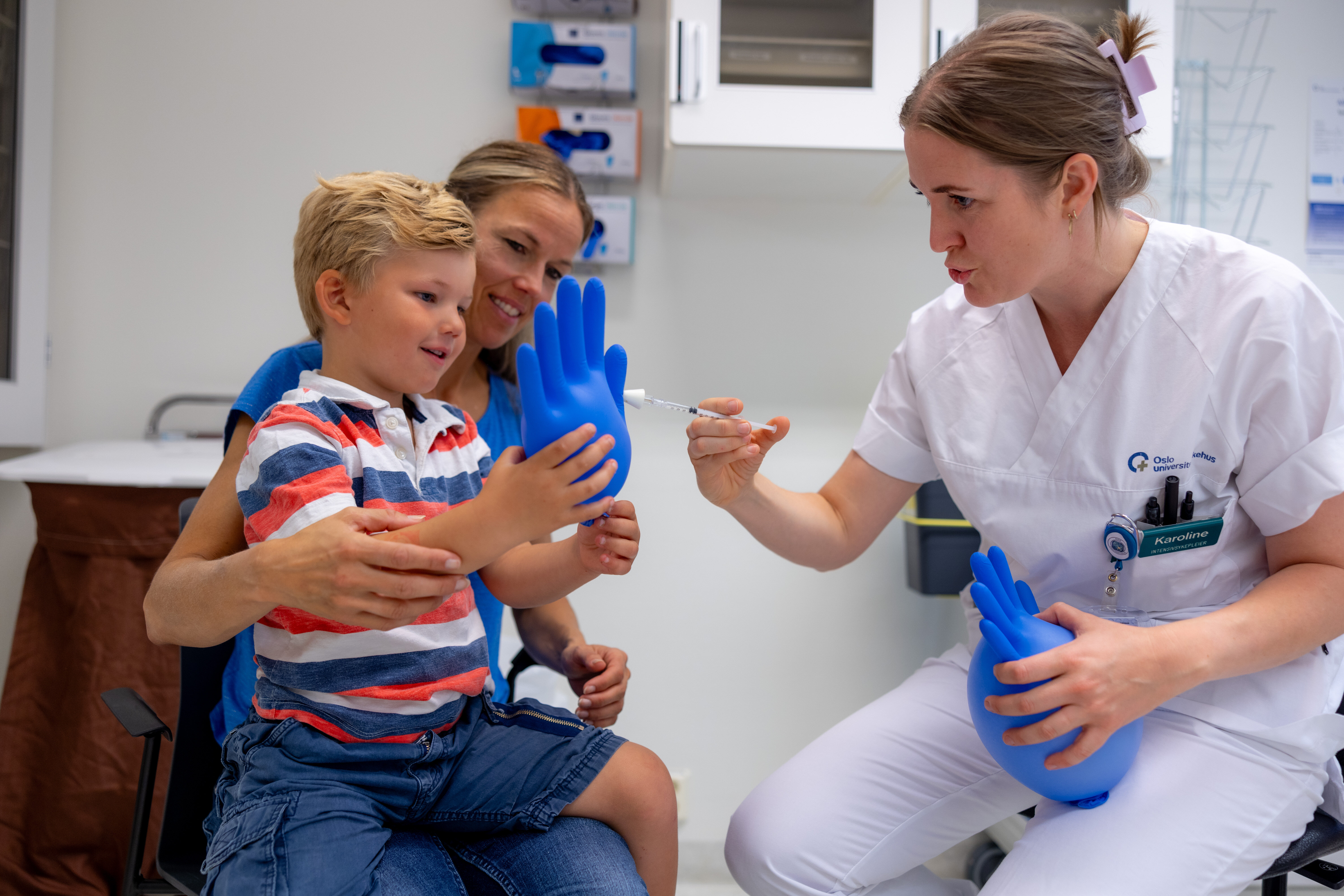 Bildet viser en gutt som får nasal ketamin av en sykepleier