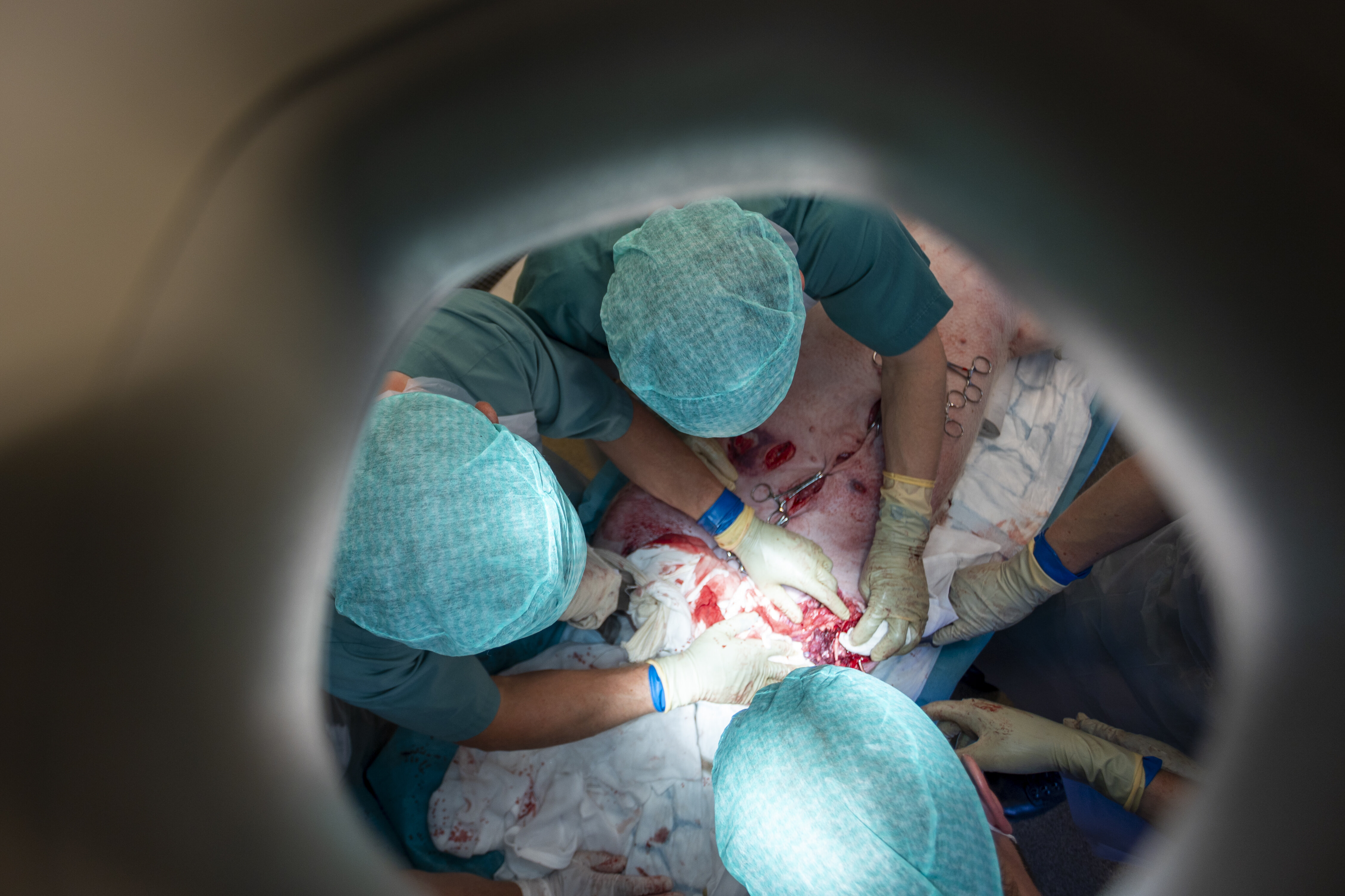 Bildet viser et operasjonsteam sett ovenfra.