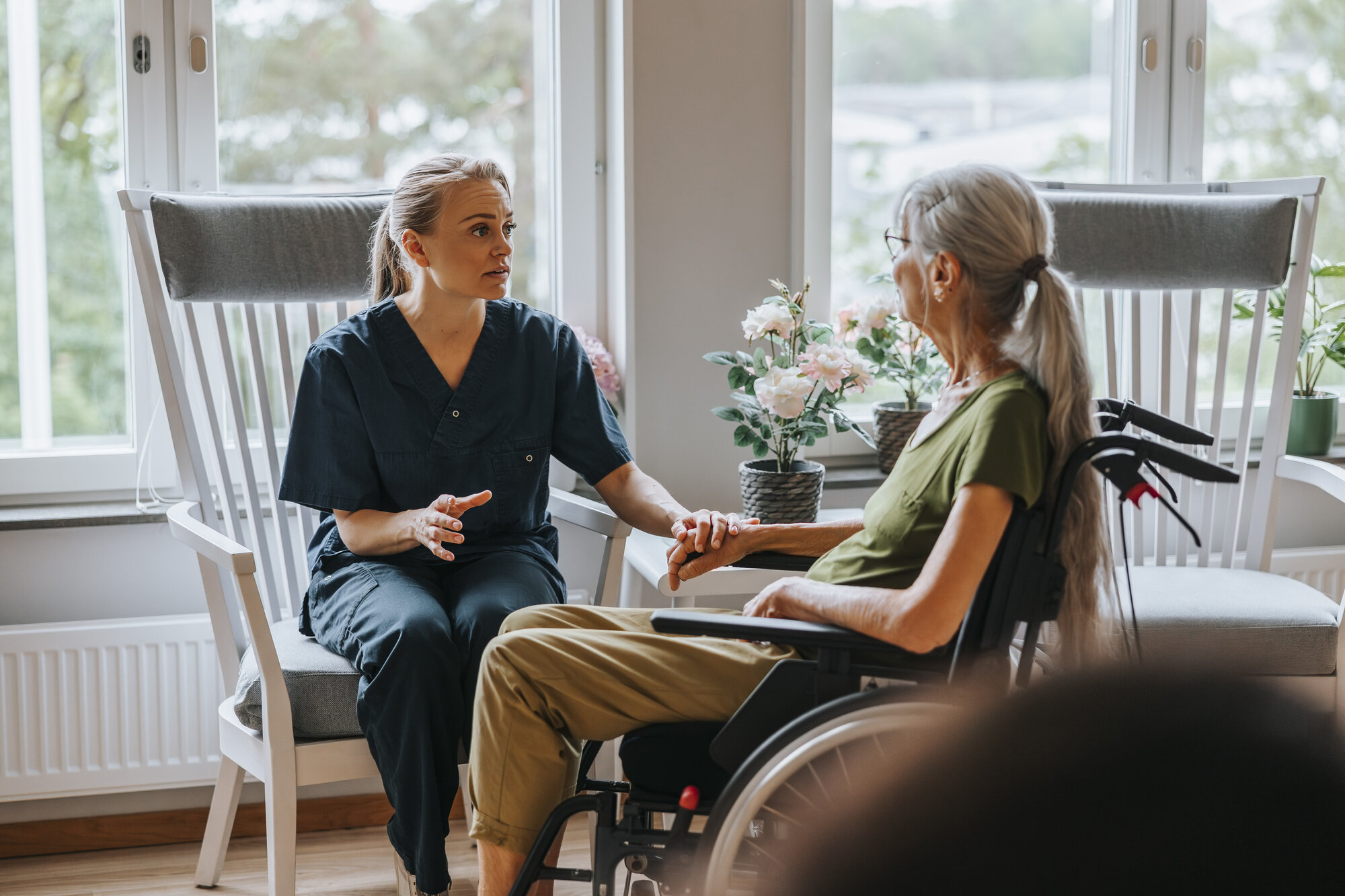 Bildet viser en sykepleier som er hjemme hos en palliativ pasient