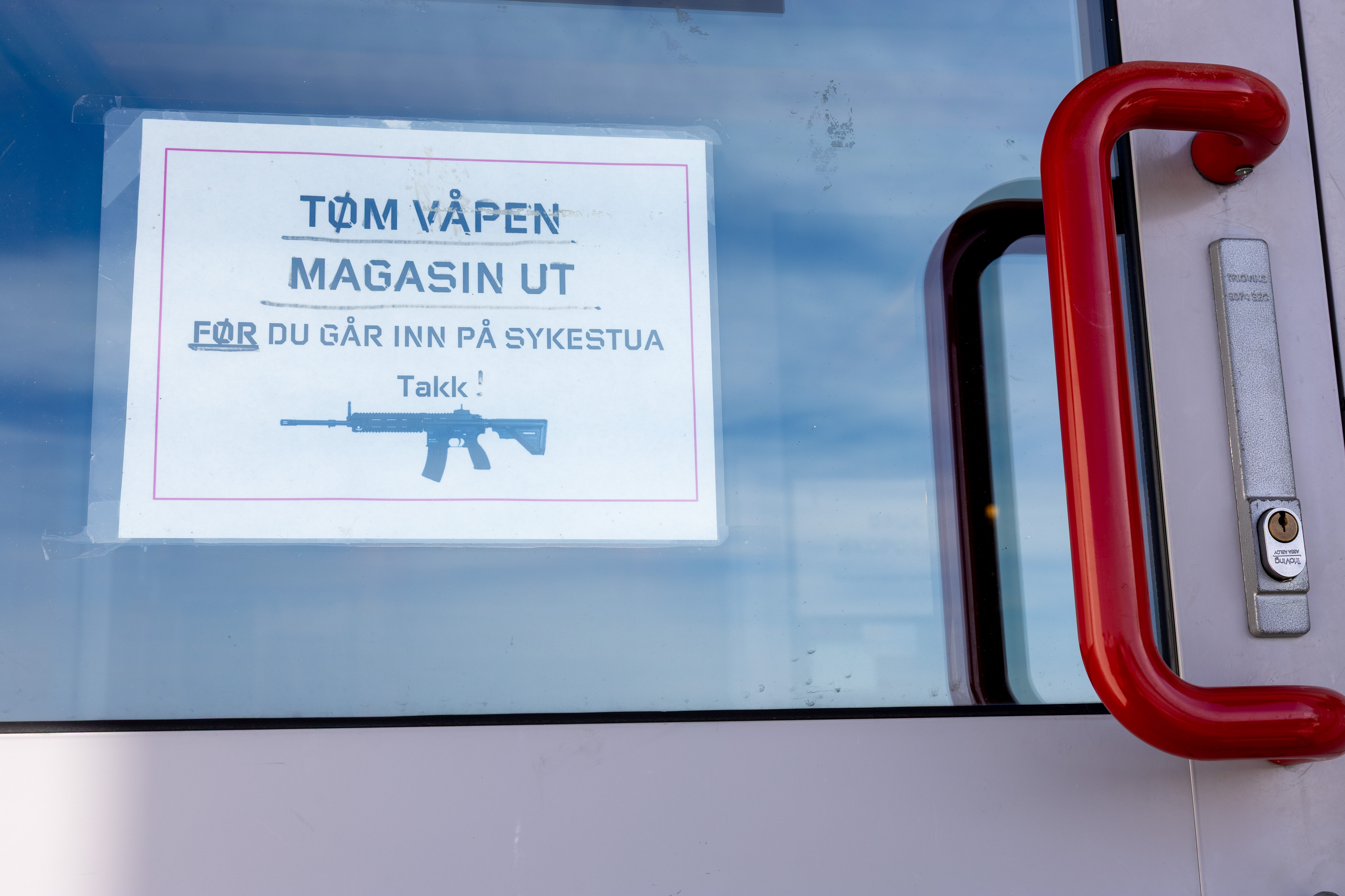 Skilt ved sykestua Høybuktmoen