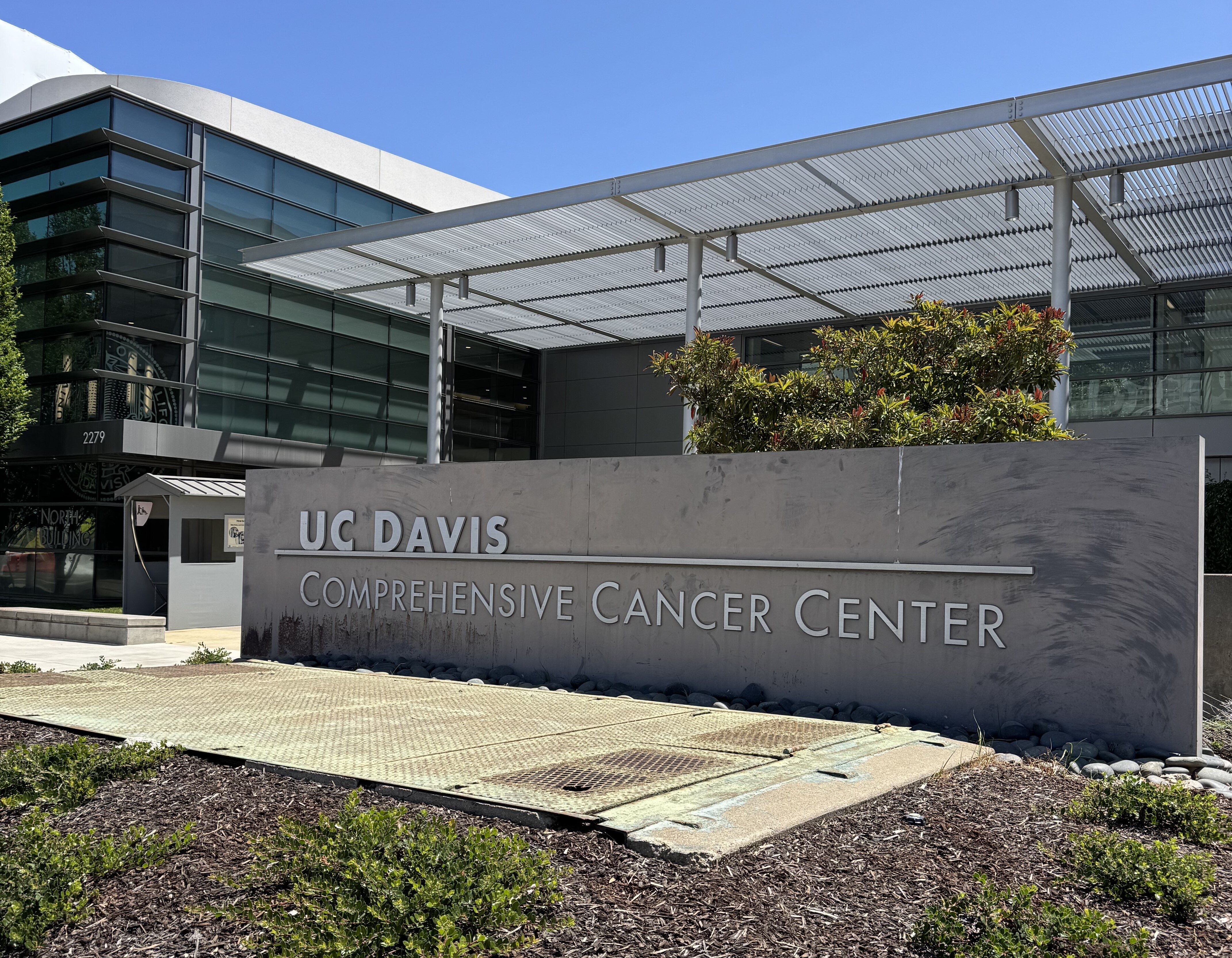 Bildet viser utsiden av UC Davis Medical Center.