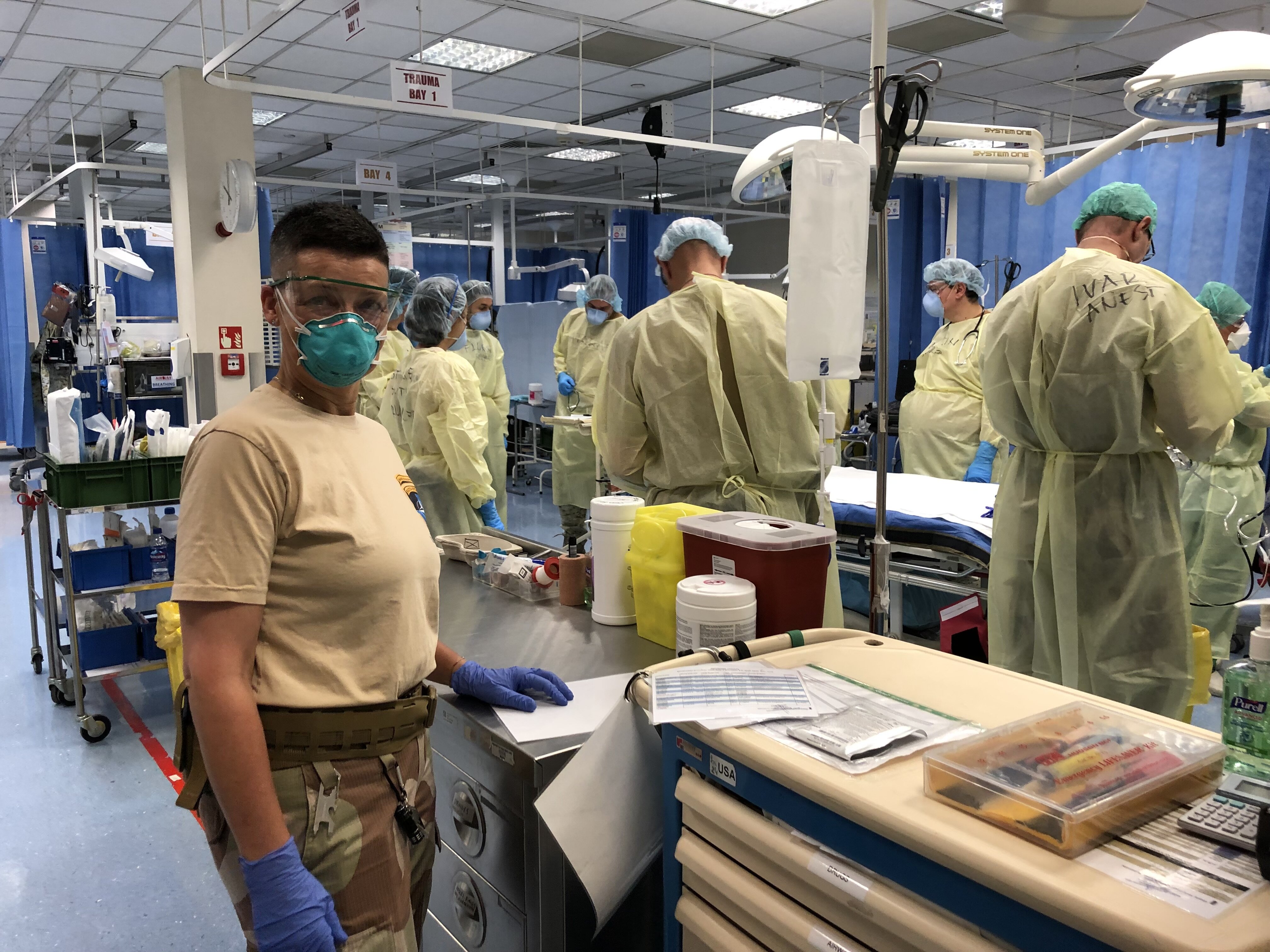 Bildet viser Berit Karita Mørseth i feltsykehuset.