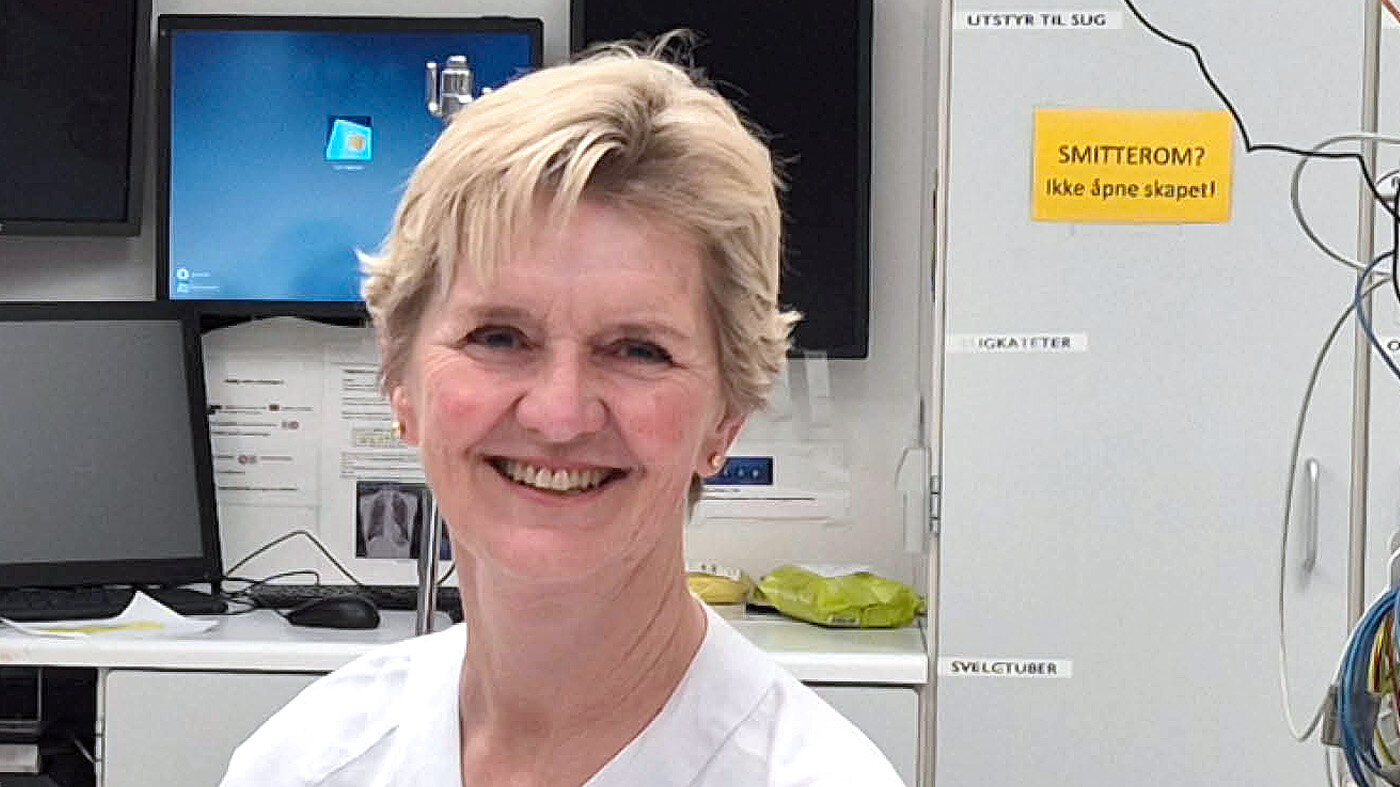 Bildet viser innleggsforfatter Lise Husby Høvik i sykepleieruniform på akuttmottaket