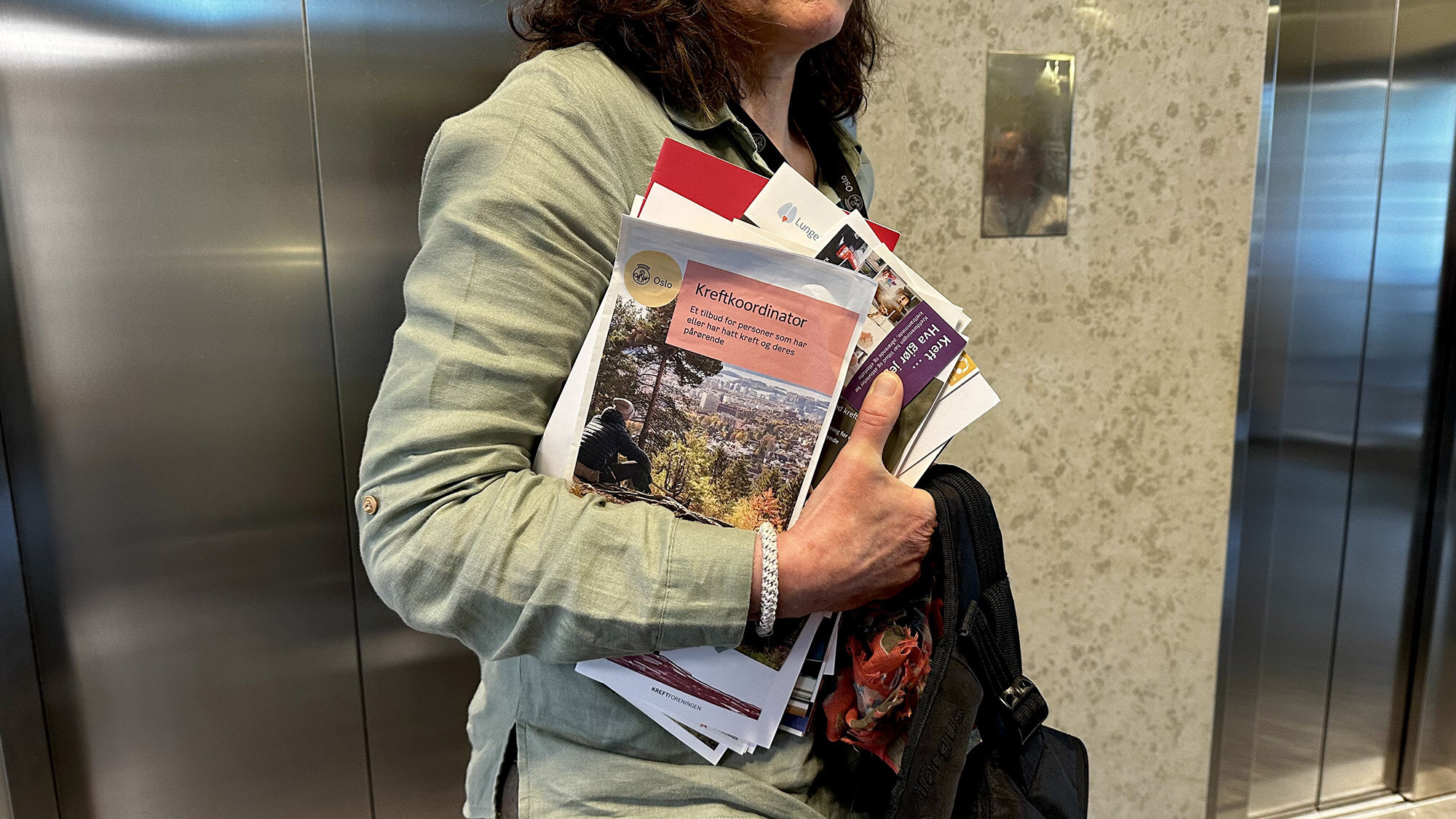 Bildet viser Oddfrid Nesse med brosjyrer