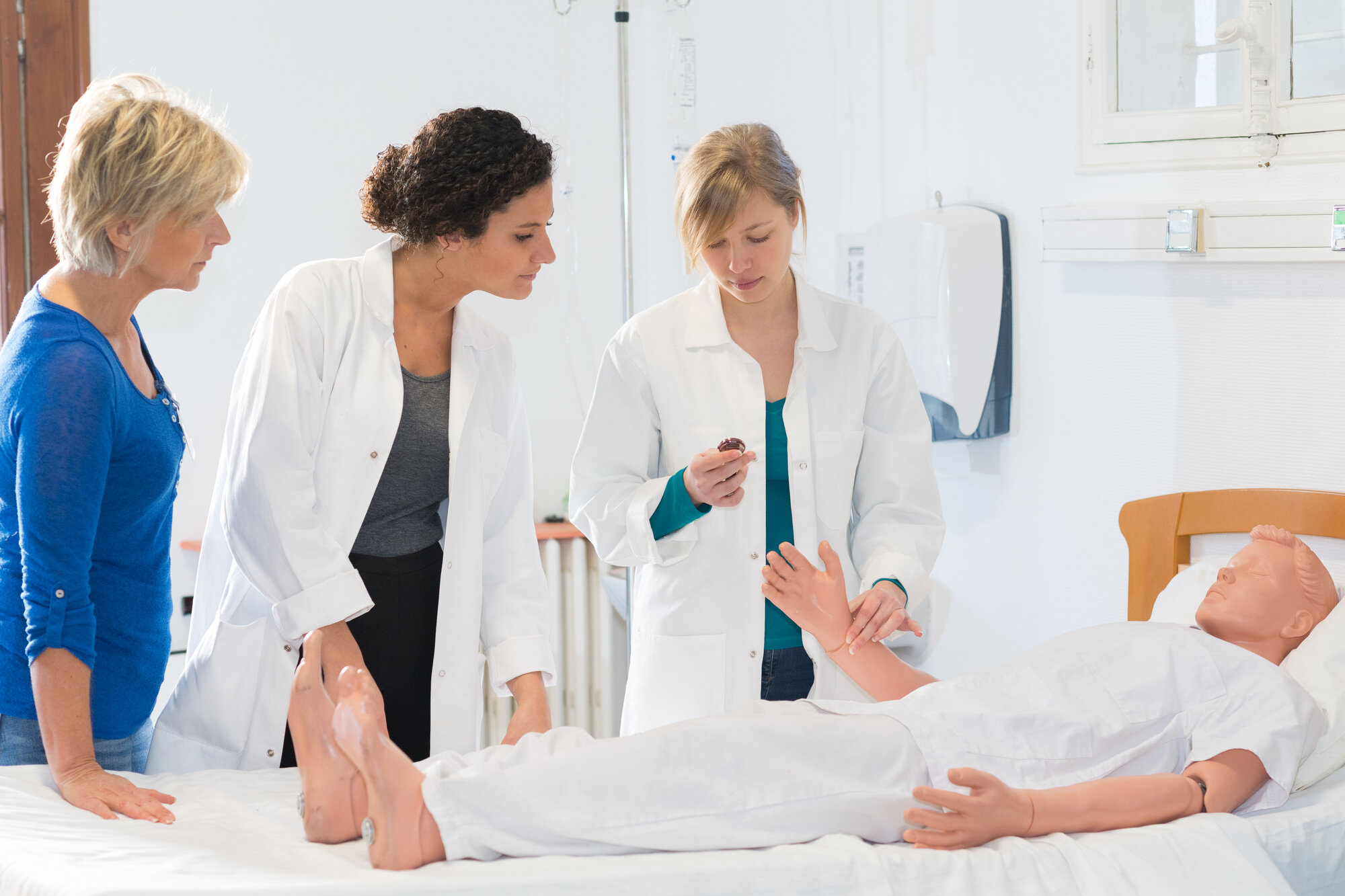 Bildet viser sykepleierstudenter som har simulering
