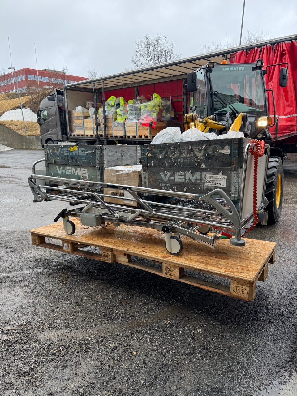 Bildet viser utstyr som skal lastes på trailer og sendes til Ukraina