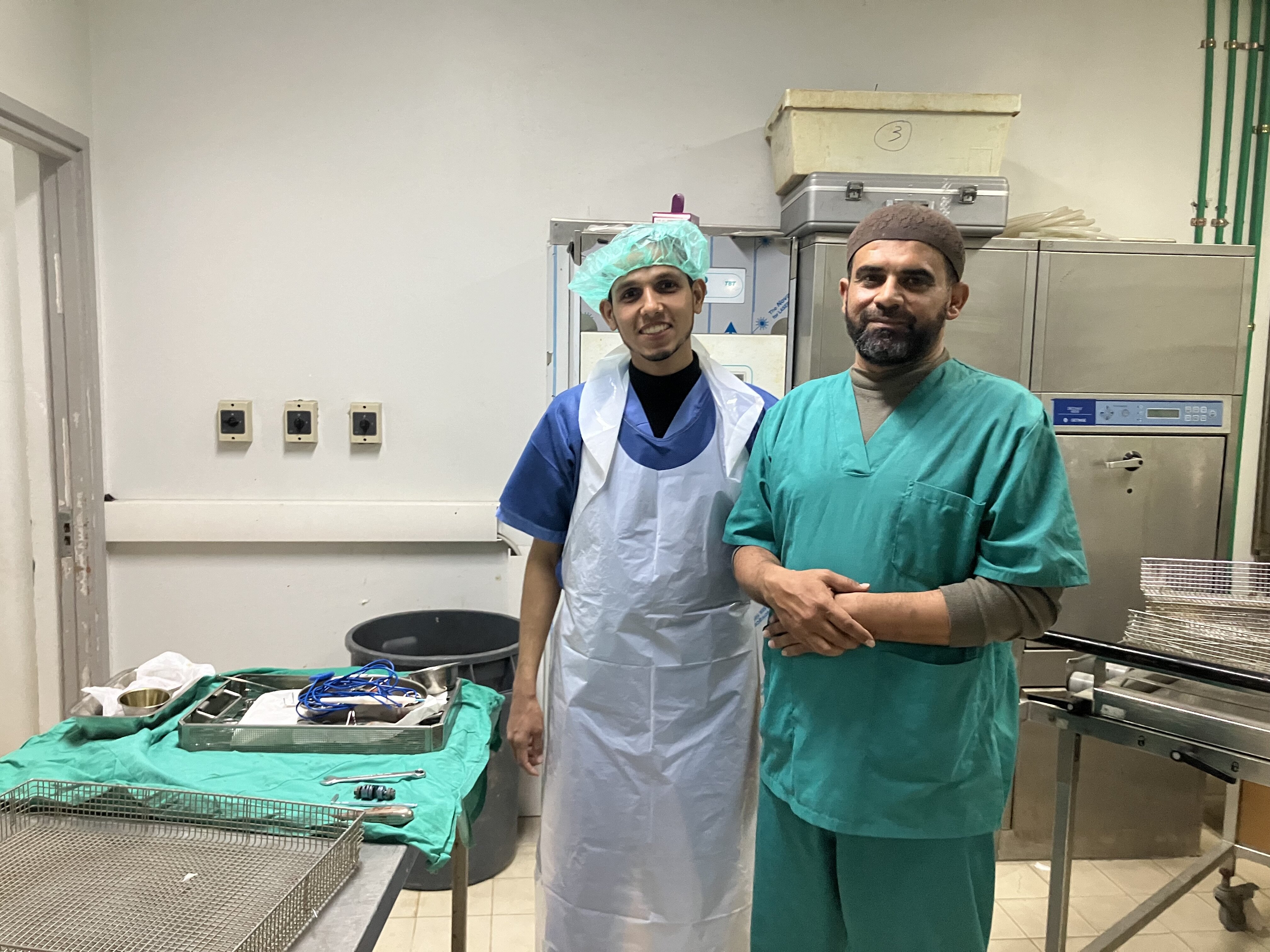 Bildet viser to helsearbeidere på Gazastripen