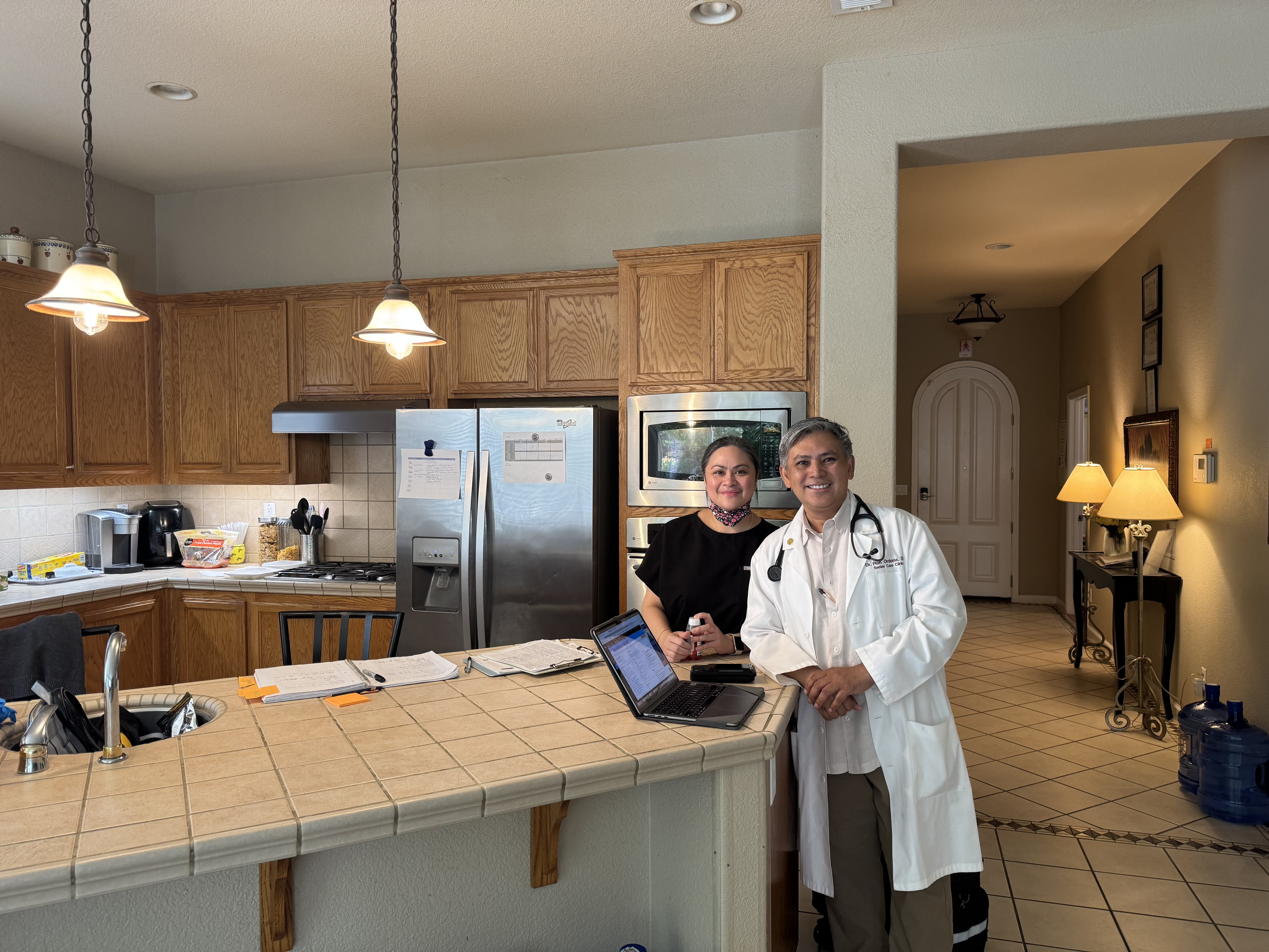 Bildet viser nurse practitioner Ron og en kollega.