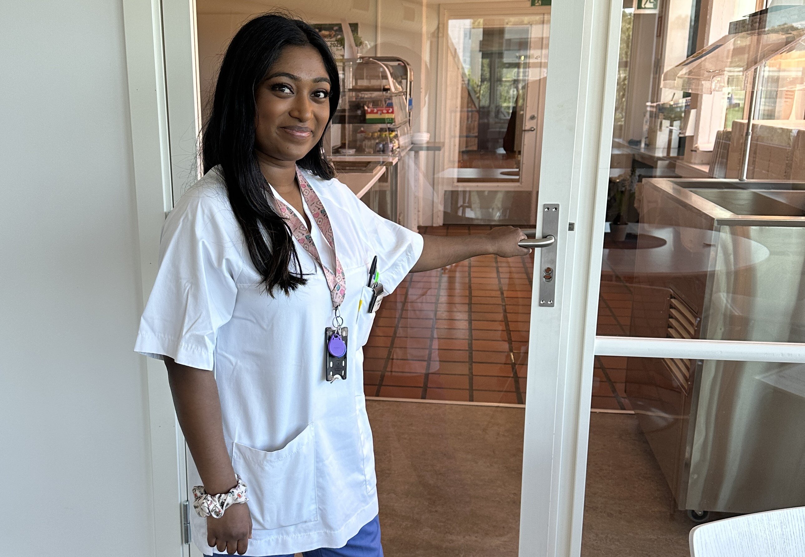 Bildet viser Vinusha Pathmasri på jobb.