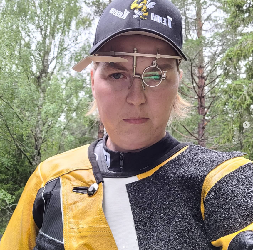 Bildet viser June Emilie Åsenden med skytebriller.