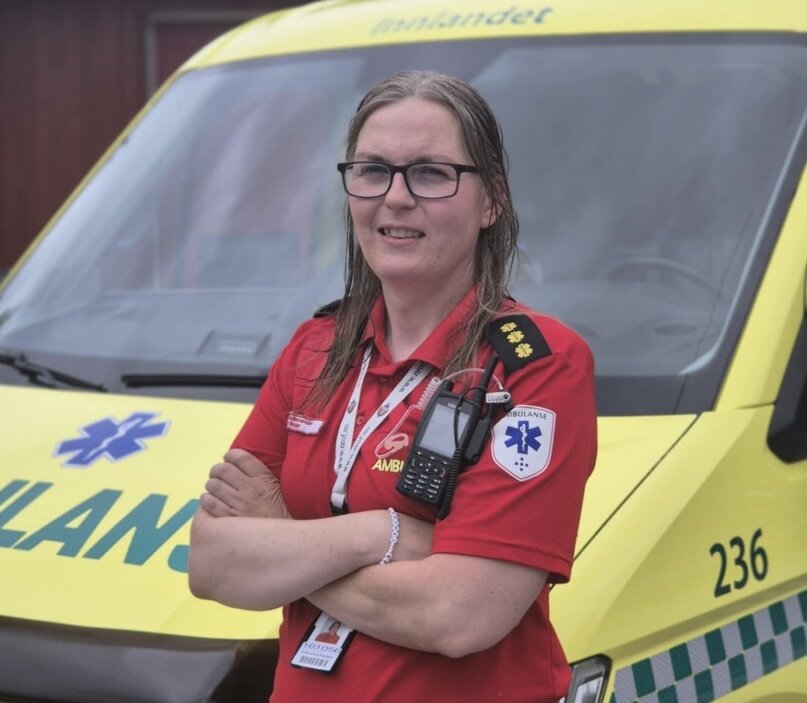 Bildet viser June Emilie Åsenden foran en ambulanse.