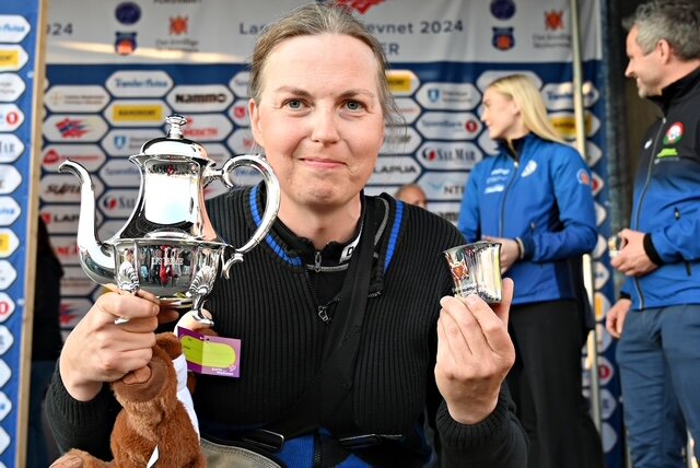 Bildet viser June Emilie Åsenden med premier.
