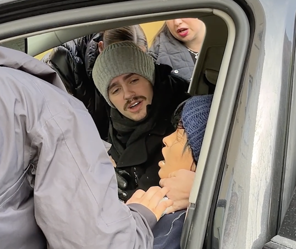 Bildet viser sykepleiestudenter som øver på livreddende tiltak i akutte scenarioer