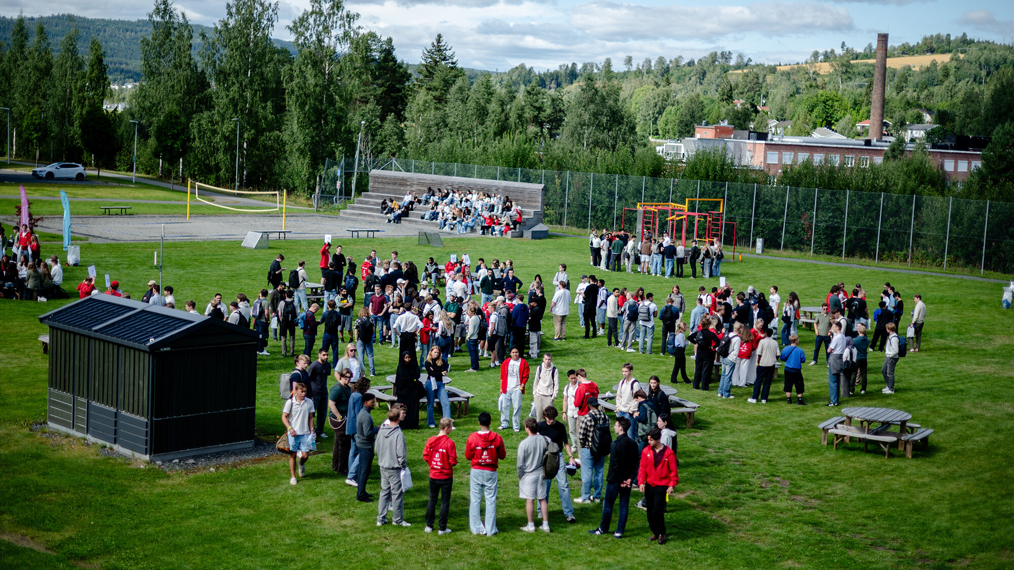 Bildet viser en stor gruppe studenter på campus på NTNU Gjøvik