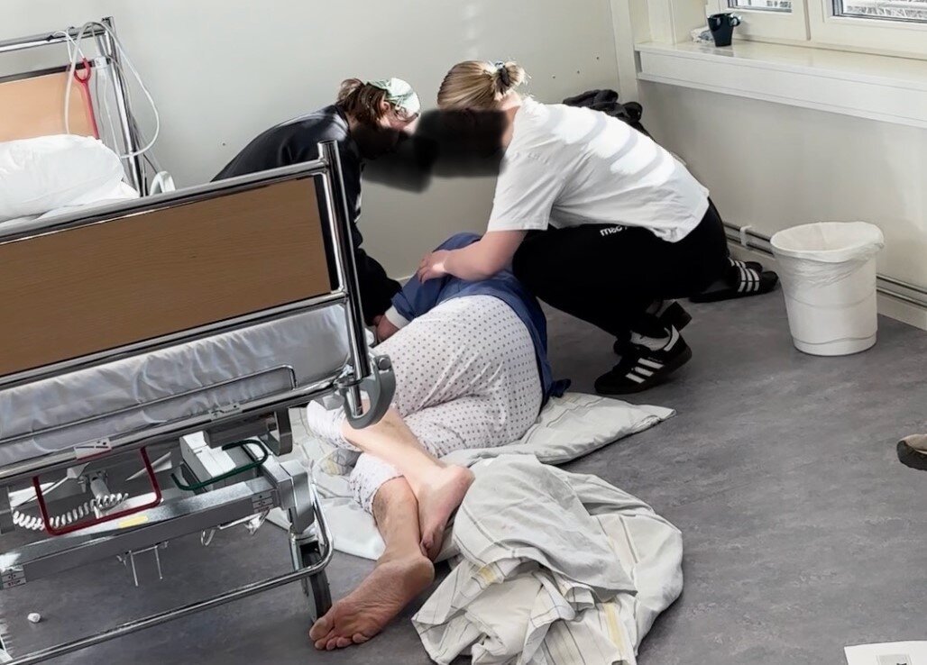 Bildet viser sykepleiestudenter som øver på livreddende tiltak i akutte scenarioer