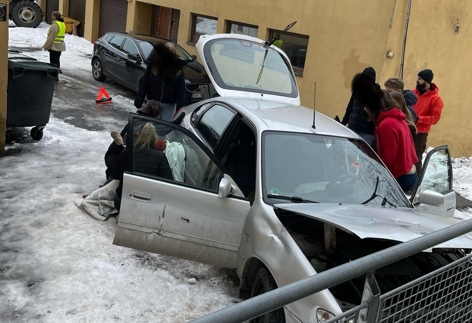 Bildet viser sykepleiestudenter som øver på livreddende tiltak i akutte scenarioer