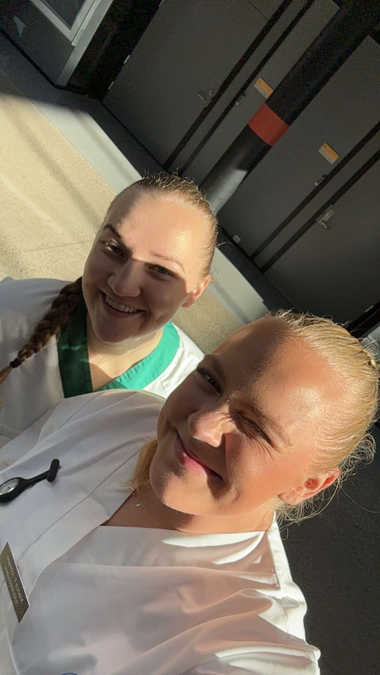 Bilde viser Marica med studievenninne